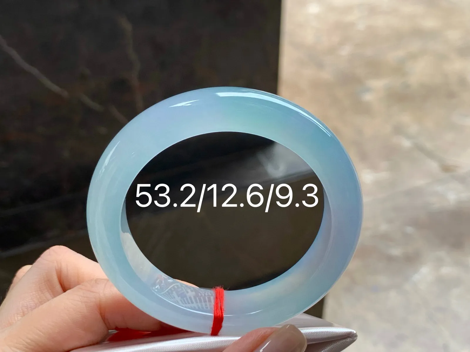 冰种底色手镯
清爽53.2/12.6/9.3mm