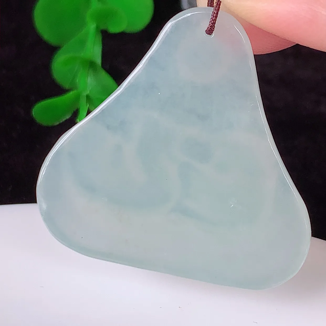 自然光实拍，冰种翡翠鸳鸯。吊坠，翠色灵动，种老水足，寓意好，品相佳，佩戴佳品！#41.16
