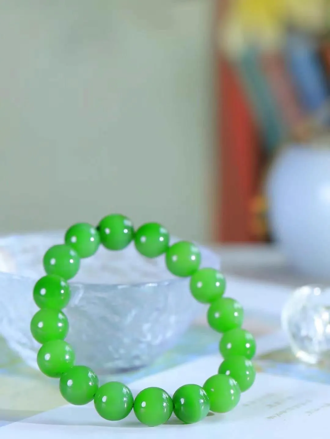 【腕间风华.手串】

精品️和田玉碧玉圆珠手串，天然纯净，玉质细腻，圆润如珠，佩戴于腕间，尽显高贵气质。无论是日常搭配还是重要场合，都是您优雅风范的点睛之笔。重44克  尺寸取一11.7mm  23701669L