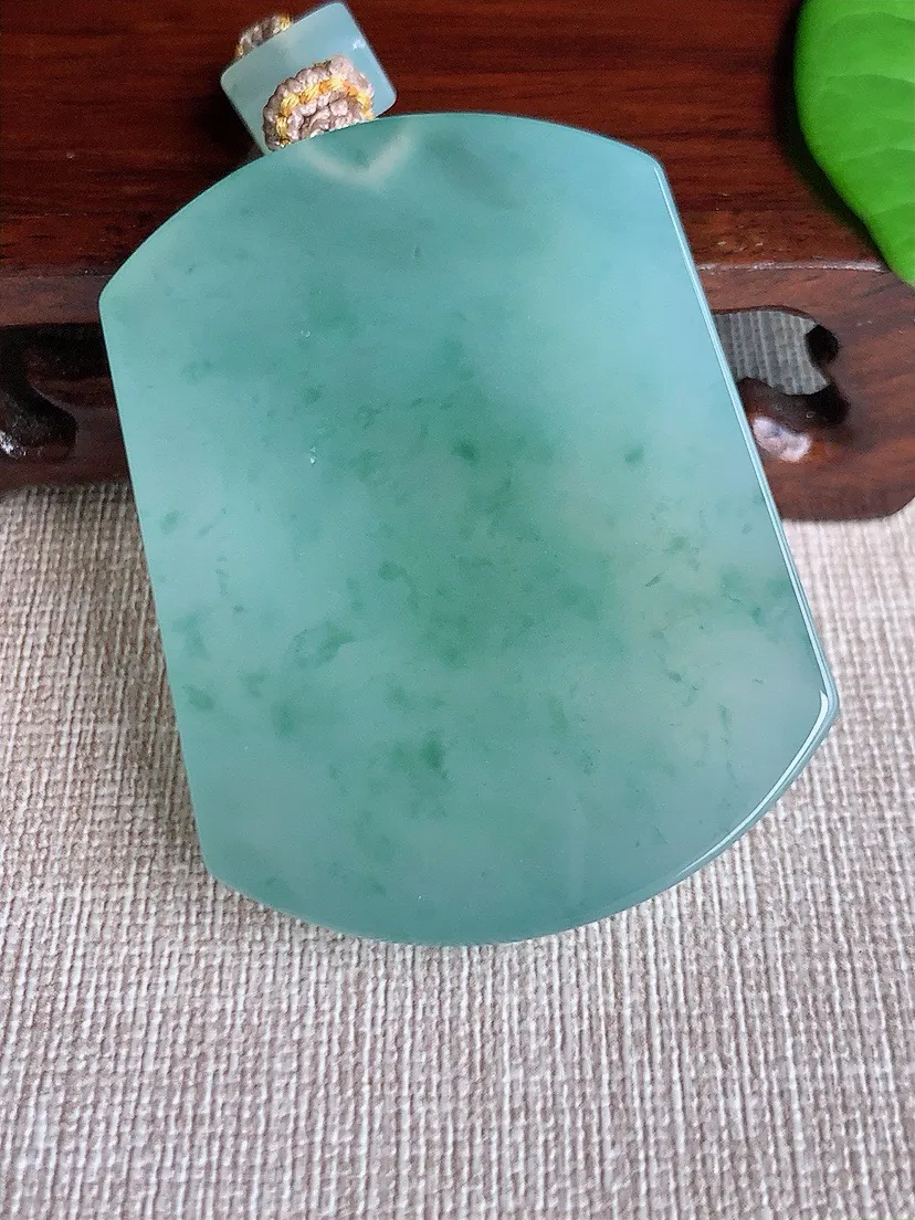 a货翡翠老坑冰种飘花无事牌吊坠 尺寸52.6×40×6mm 重量38.22g 0716