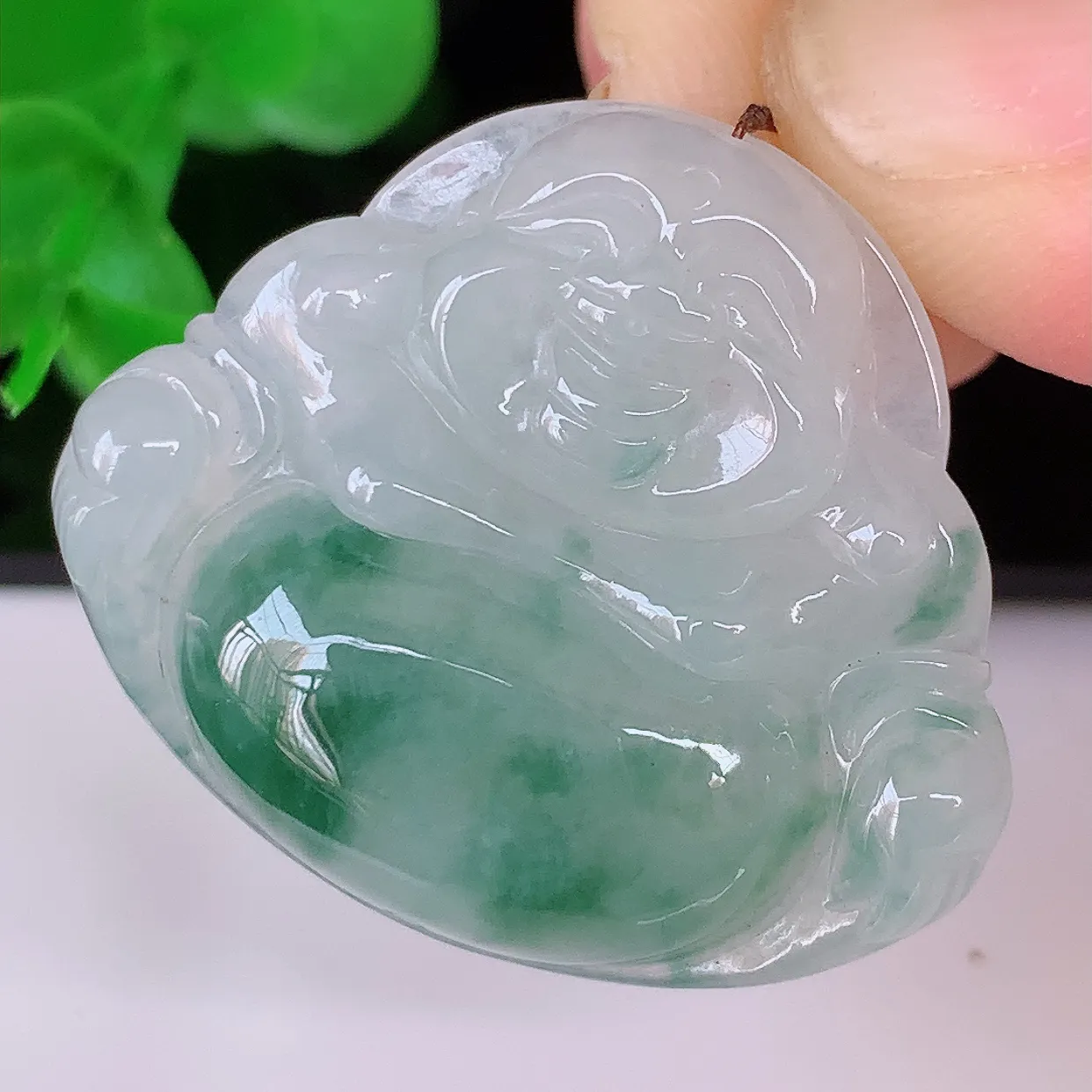 自然光实拍，冰飘花佛公翡翠吊坠，饱满， 佛公亦保平安，寓意有福（佛公）相伴，品相佳，配戴优雅迷人！#57.16