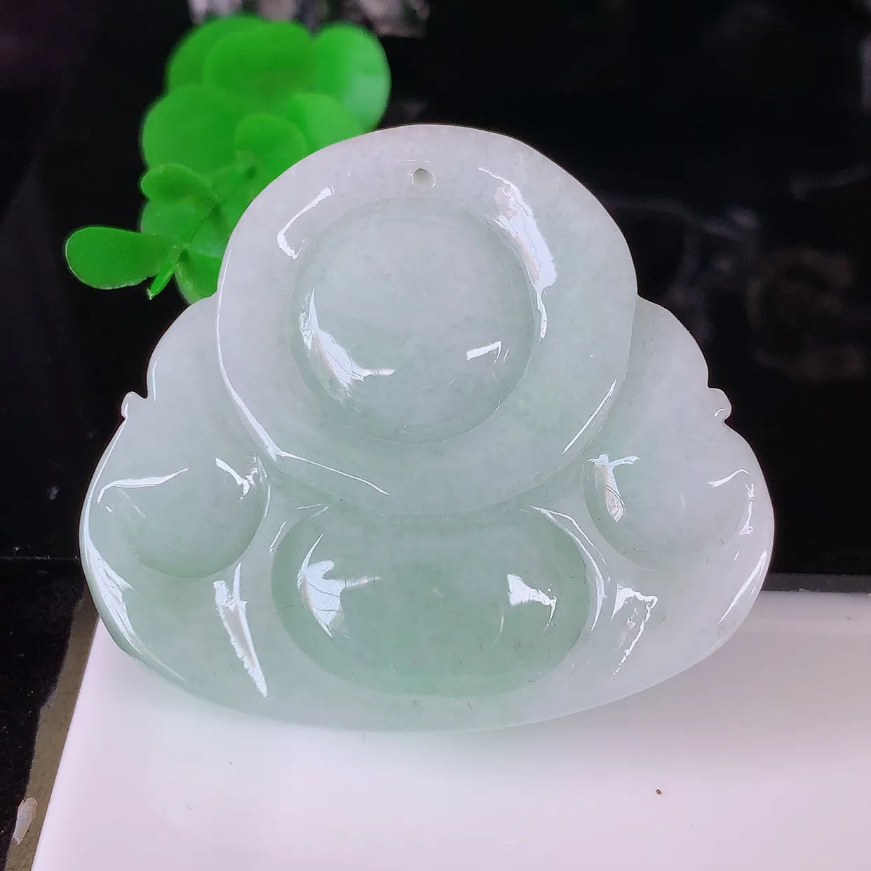 自然光实拍，大件饱满飘阳绿翡翠佛公吊坠，笑口常开，佛公在心中，一生平安幸福，冰透，佛公翠色迷人，佩戴佳品！#46.16