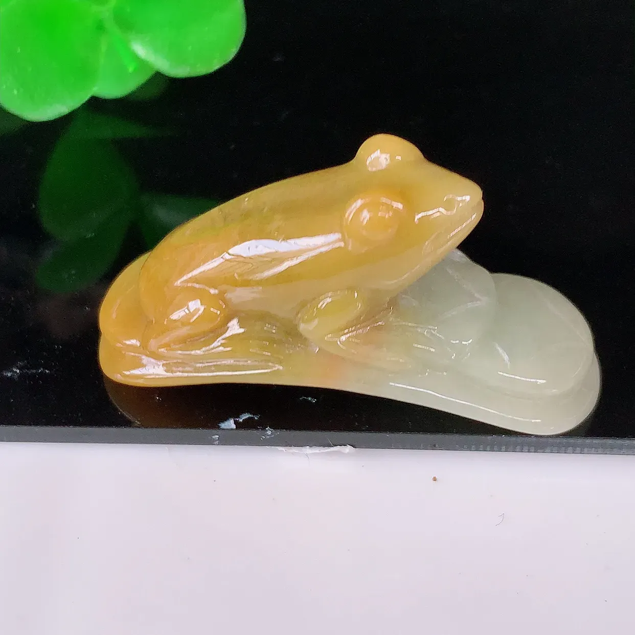 自然光实拍，冰润黄翡招财金蟾翡翠吊坠，种老水足，雕工精湛 ，寓意美好，佩戴时尚出众！#60.16