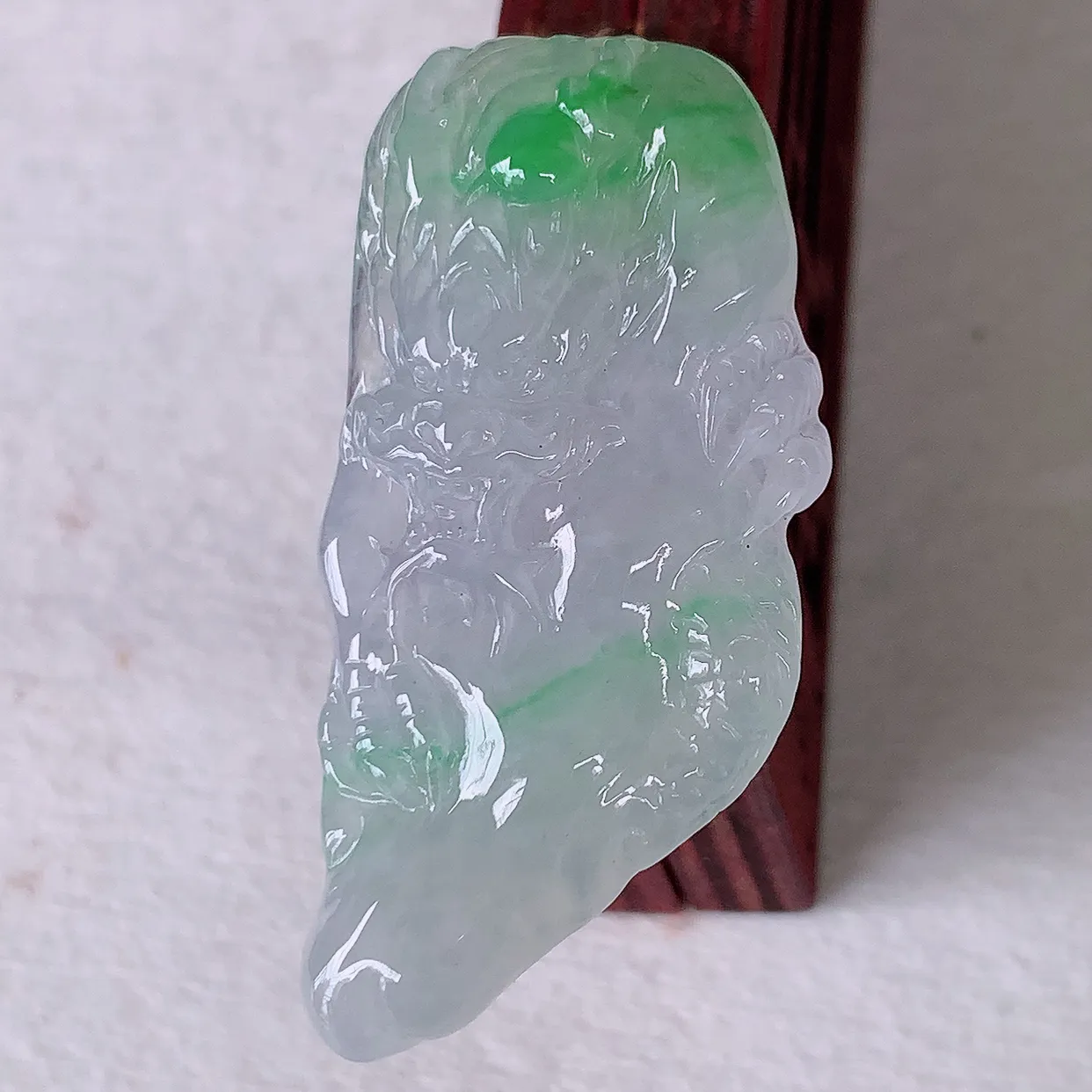 自然光实拍，冰种飘绿龙腾盛世、龙牌翡翠吊坠，种水好，雕工立体精致，佩戴霸气时尚！#1.16