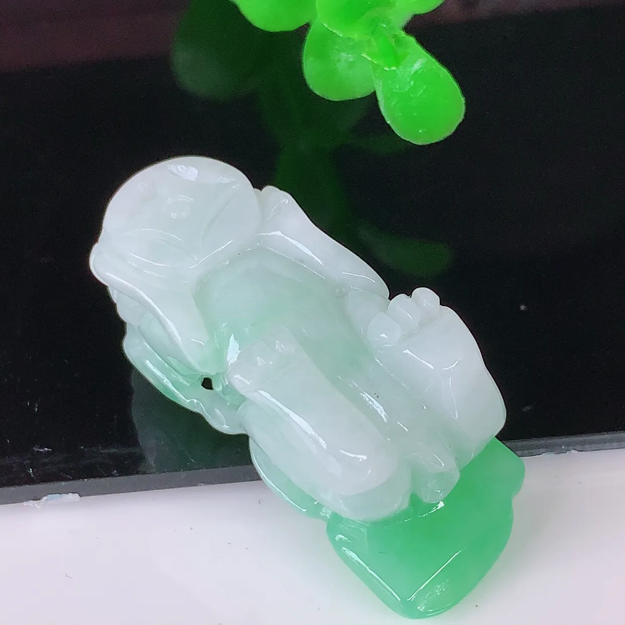 自然光实拍，冰润飘绿招财貔貅吊坠，民间有“一摸貔貅运程旺盛，再摸貔貅财运滚滚，三摸貔貅平步青云 ”的美好祝愿。#81.16