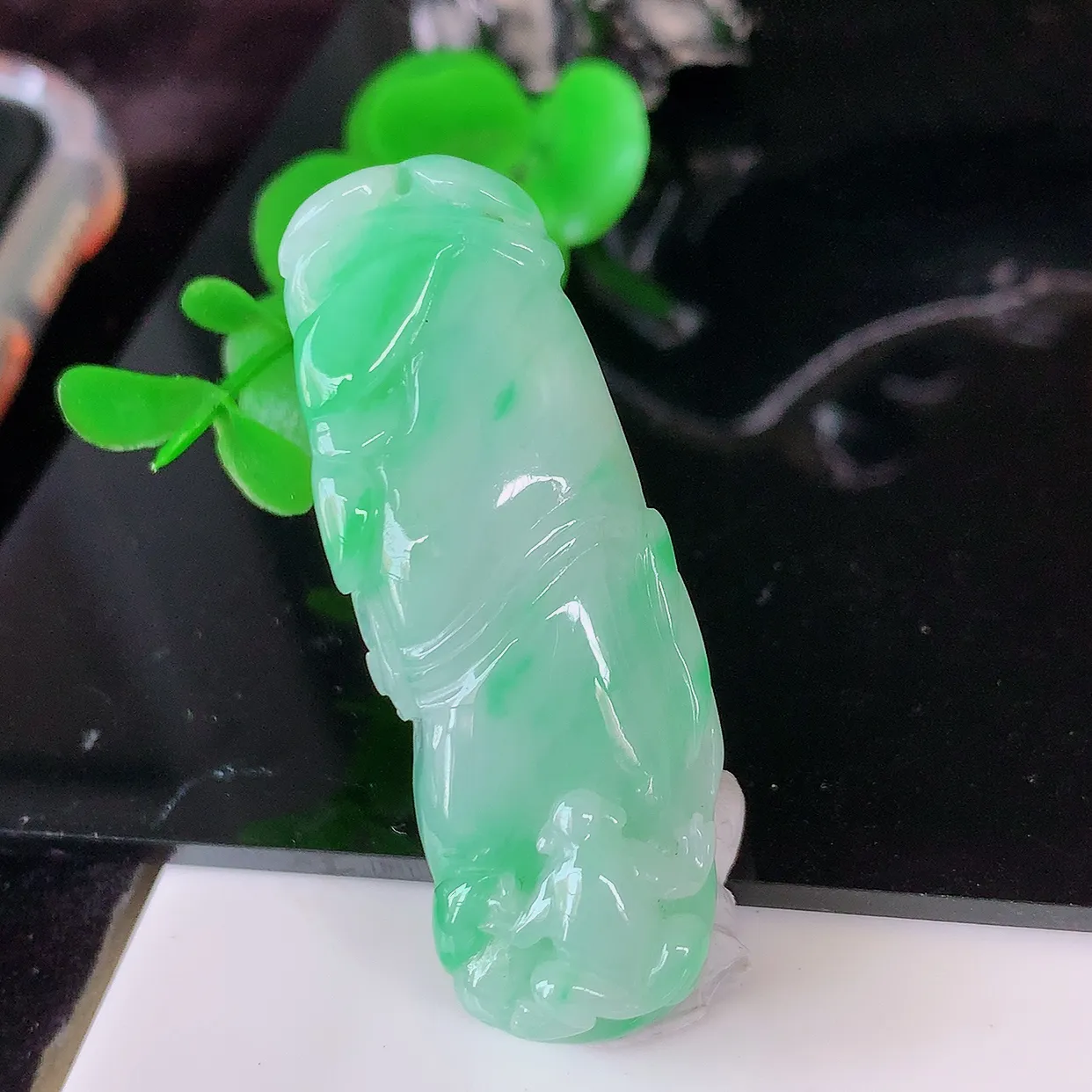 自然光实拍，飘绿节节高竹节玉坠，款式时尚大方，竹节寓意好，佩戴事业，学业节节高升！#57.16