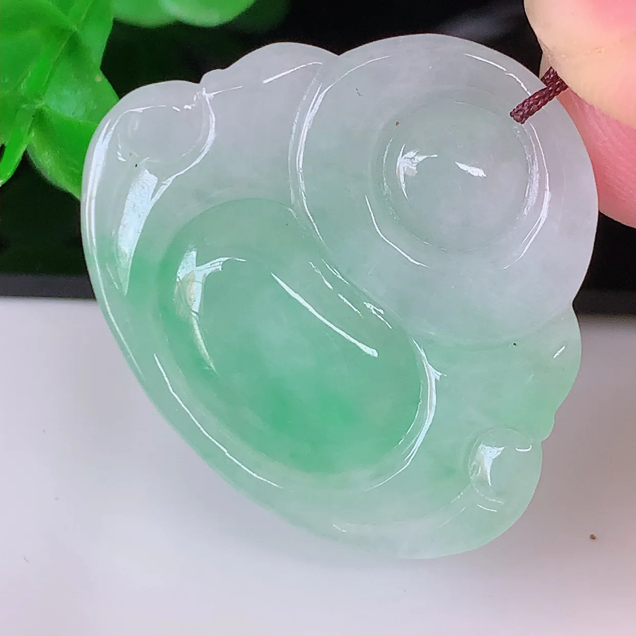 自然光实拍，冰润飘绿佛公翡翠吊坠，饱满， 佛公亦保平安，寓意有福（佛公）相伴，品相佳，配戴优雅迷人！#57.16