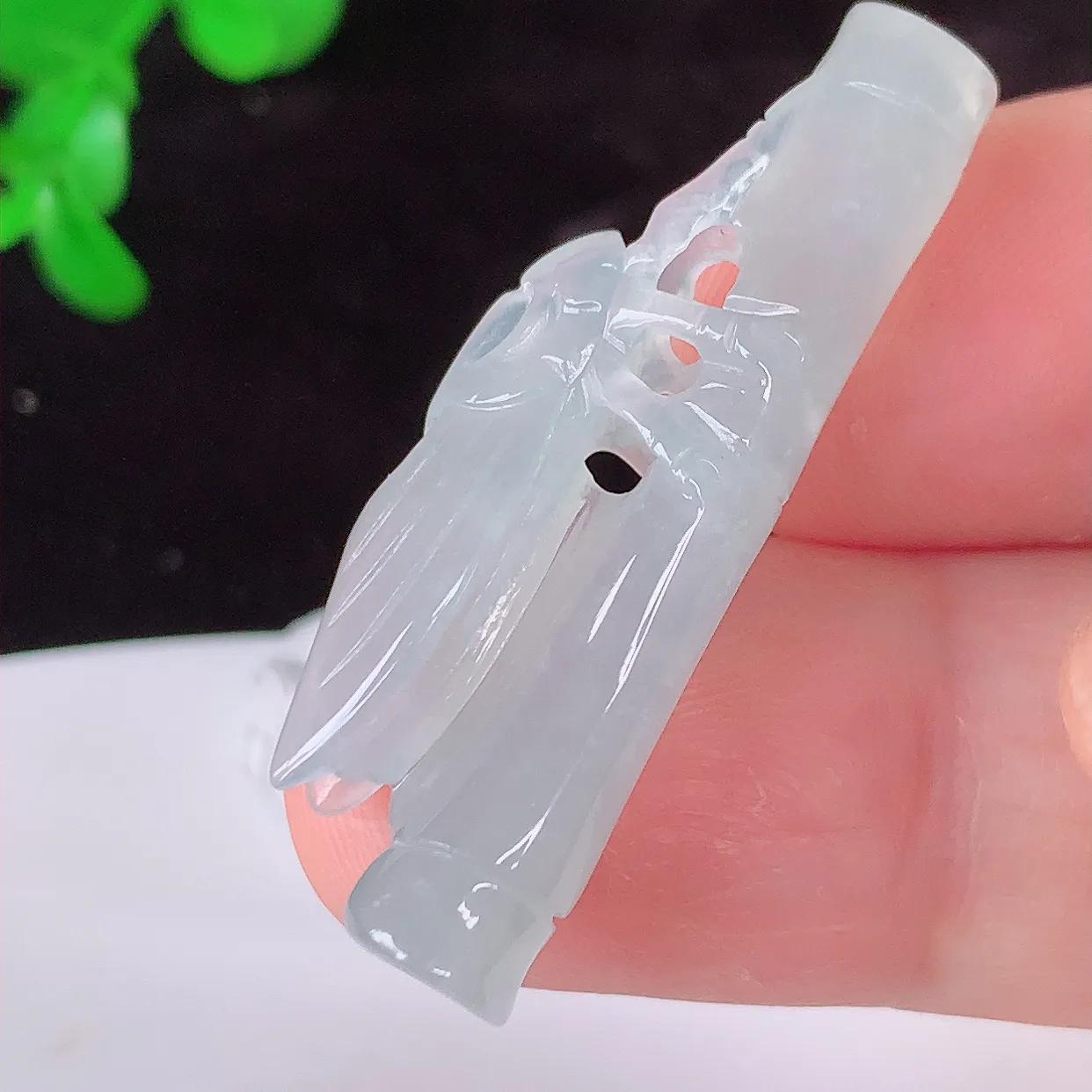 自然光实拍，冰种一鸣惊人翡翠吊坠，种老水足，雕工精湛 ，寓意美好，佩戴时尚出众！#1.16
