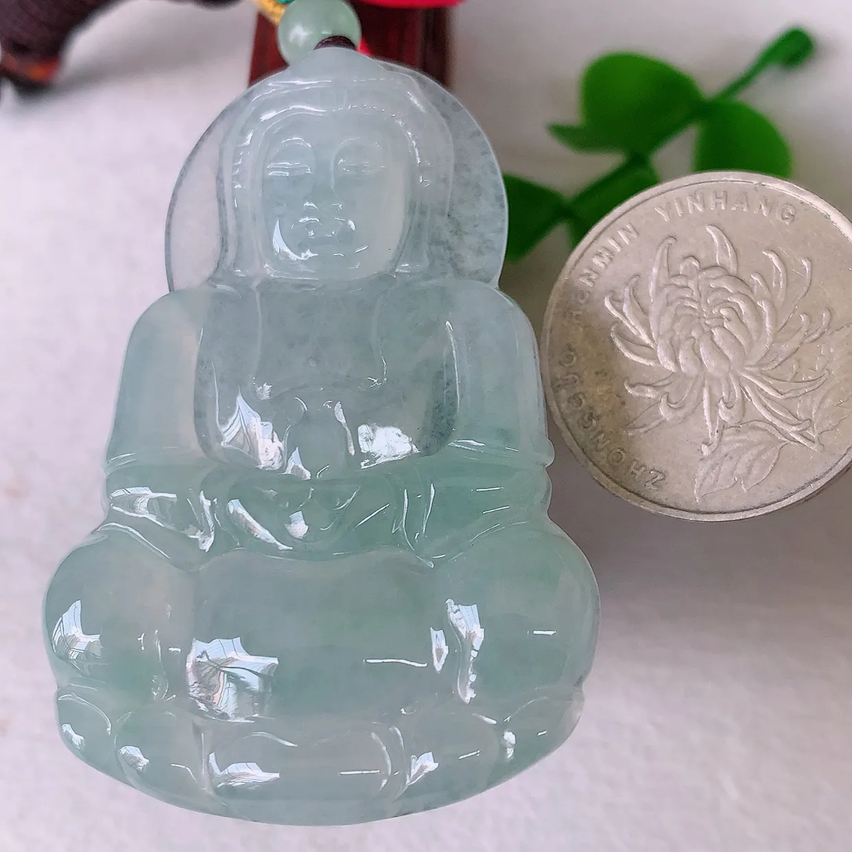 自然光实拍，冰种观音吊坠，赐福翡翠观音，冰透，起强玻璃光泽，观音面相慈祥，雕琢细致，佩戴气质！#46.16