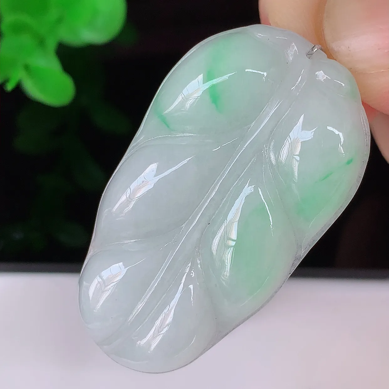 自然光实拍，冰润飘绿事业有成叶子吊坠，莹润且起胶，叶子清秀优雅，佩戴大业有成！#35.16
