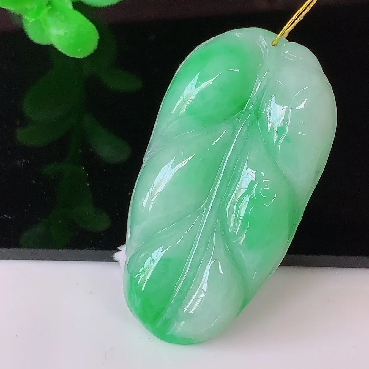 自然光实拍，冰润飘阳绿事业有成叶子吊坠，莹润且起胶，叶子清秀优雅，佩戴大业有成！#35.16