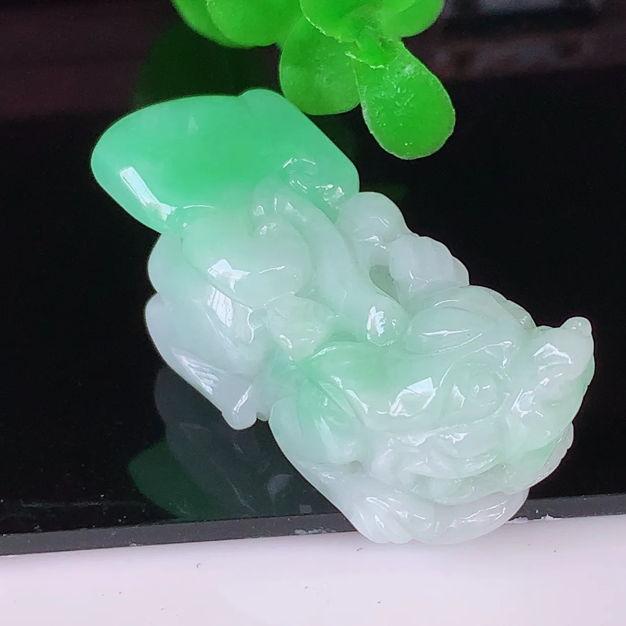 自然光实拍，冰润飘绿招财貔貅吊坠，民间有“一摸貔貅运程旺盛，再摸貔貅财运滚滚，三摸貔貅平步青云 ”的