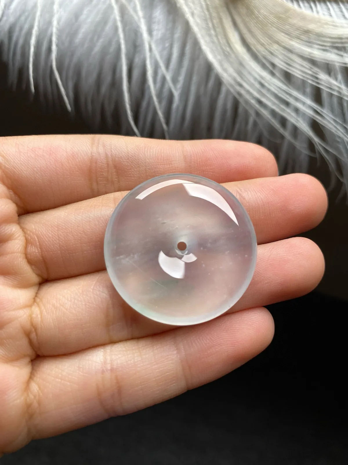 精品老坑冰种平安扣，种很老冰莹剔透，尺寸31x5.9mm，自然光随手拍，品相饱满很透很胶，上身效果档次高