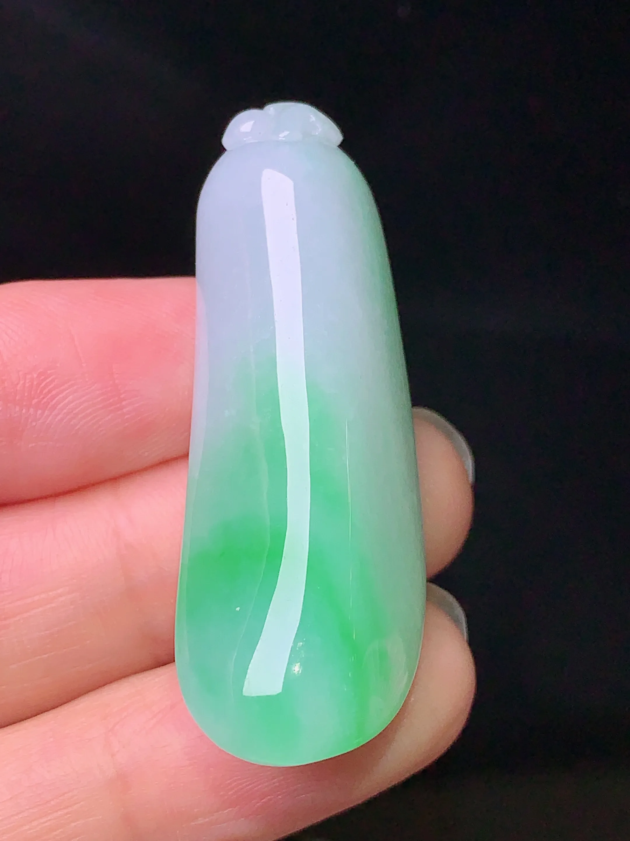 飘绿福瓜吊坠 玉质细腻 水润亮眼 色泽艳丽 整体尺寸45*15.8*12.2