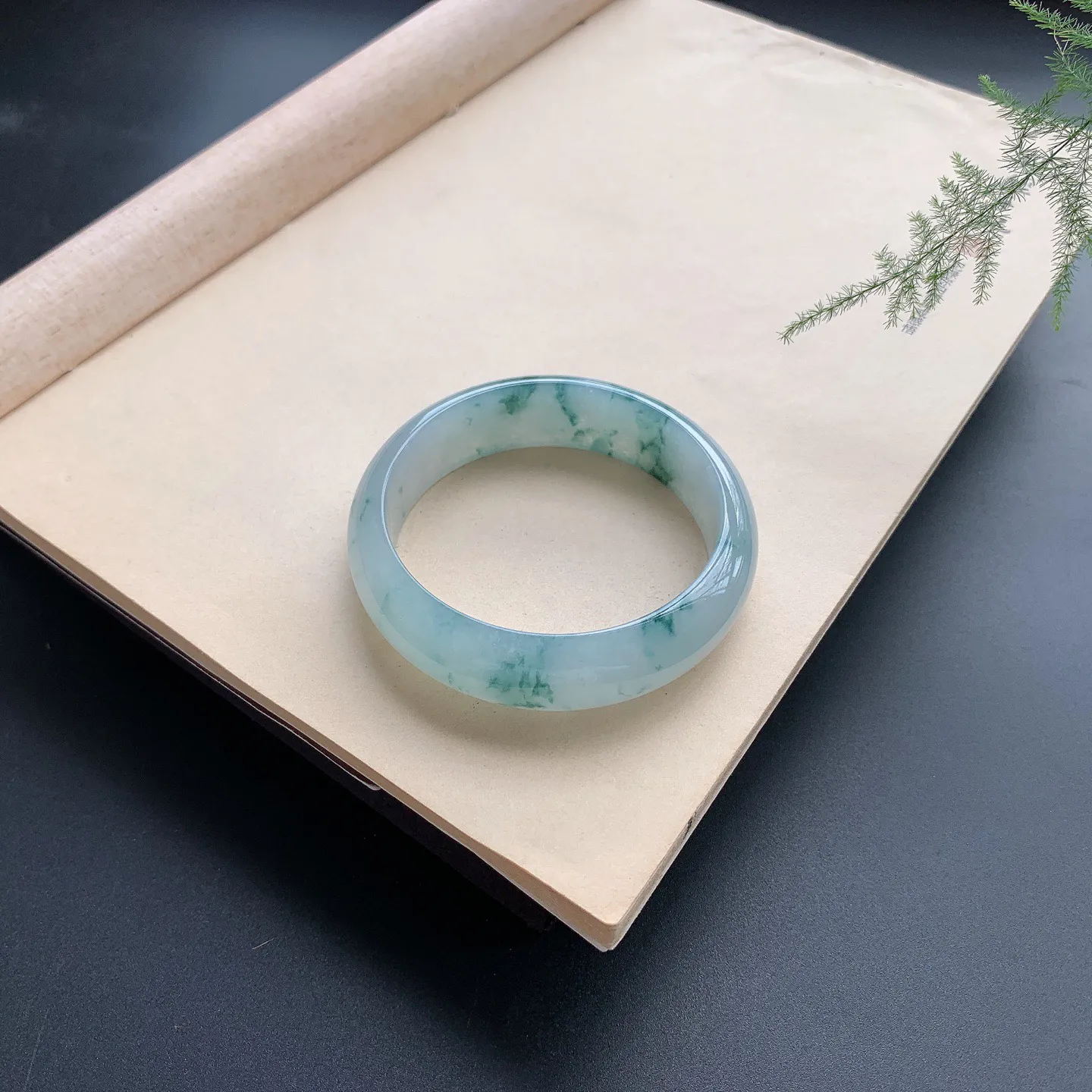 58.5圈口飘花正圈手镯 尺寸：58.5-17-7.5，无纹裂，花色浓郁，宽版大气