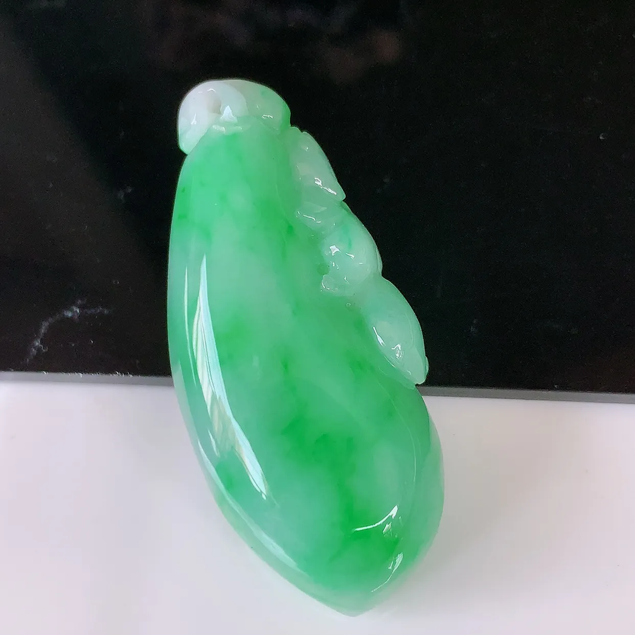自然光实拍，水润飘阳绿招财福瓜吊坠，翡翠精美饱满福瓜，种水足，形态圆润饱满，福相十足 ！#05.16