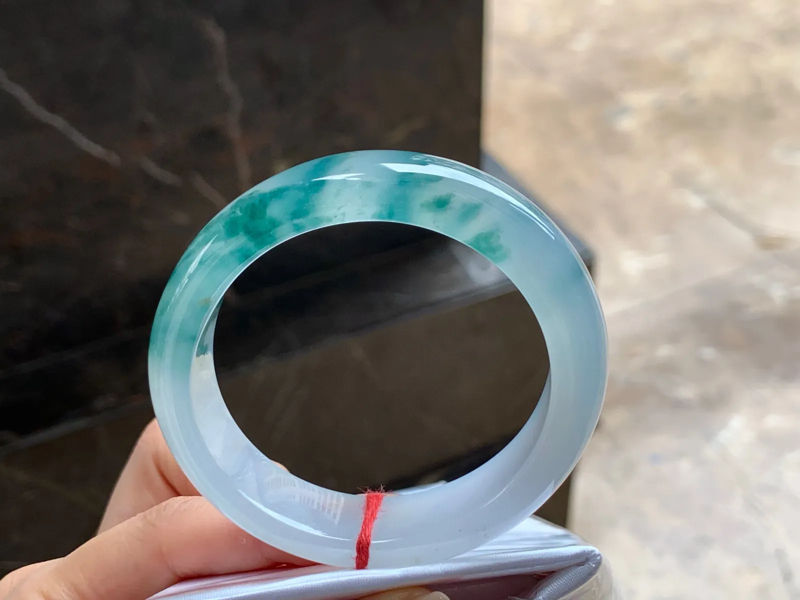 冰种飘花贵妃镯
种好水足 56/12.7/8mm