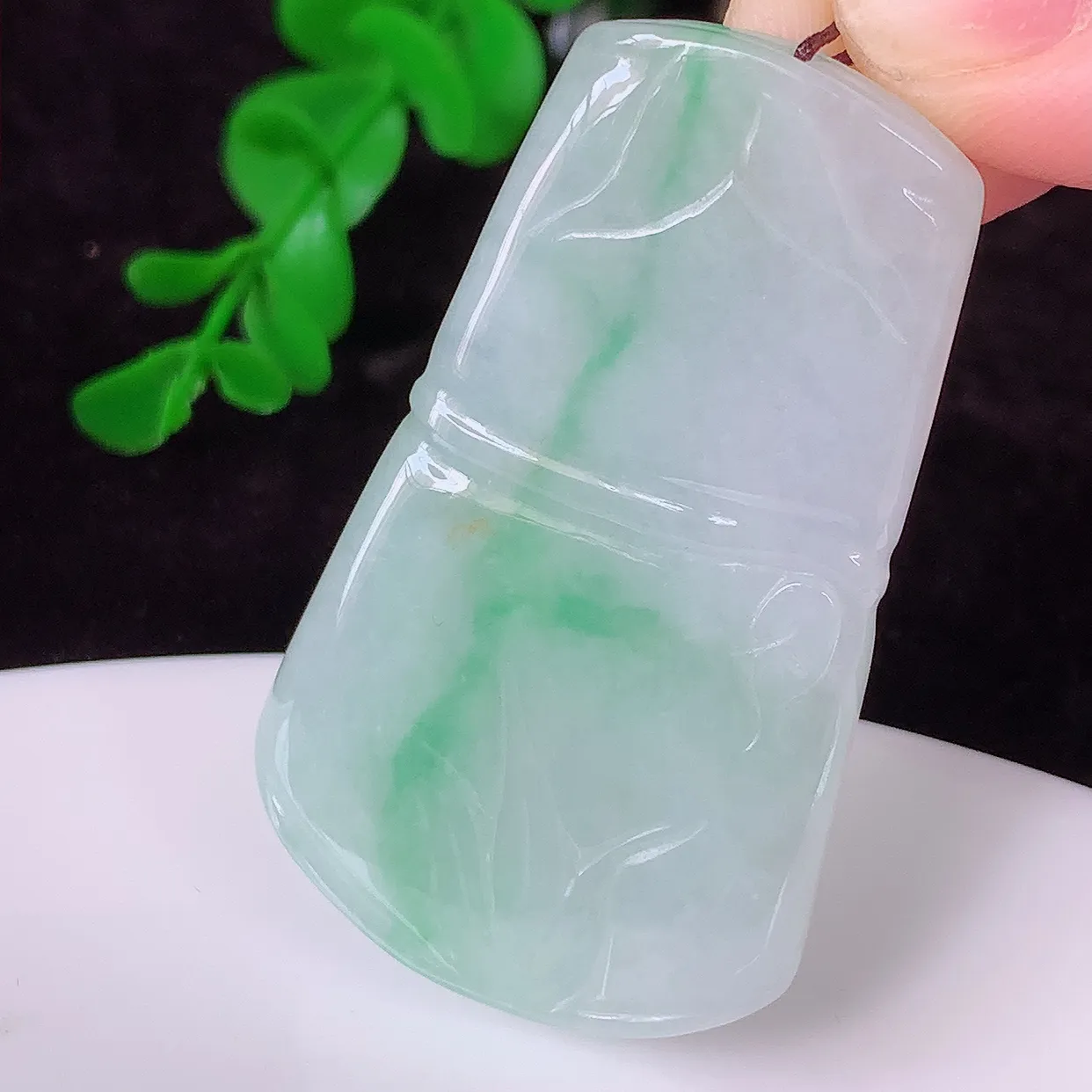 自然光实拍，水润飘绿竹节翡翠吊坠。竹节寓意“节节高，官运亨通，前程似锦，水润莹泽，清秀高雅，佩戴精美！#41.16