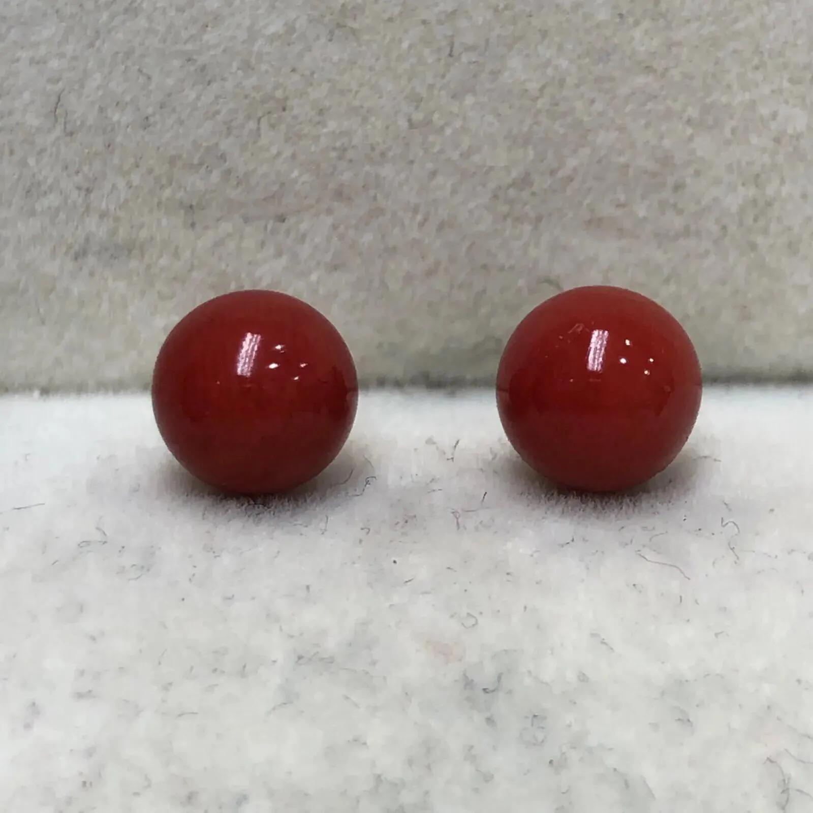 【天然牛血珊瑚5mm圆珠耳钉】天然无添加无优化，牛血红色，意大利沙丁材料！裸石尺寸5.1*5.1mm,18k金针，裸石重量约为0.7克。简单精致款！珊瑚材料稀少不可再生，通常说的“千年珊瑚万年的红”是它的真实写照！珊瑚自古被佛教视为珍宝，深海里千年生长的有生命宝石，有灵性，气场强大，佩戴者更有佛性，更有佛缘！