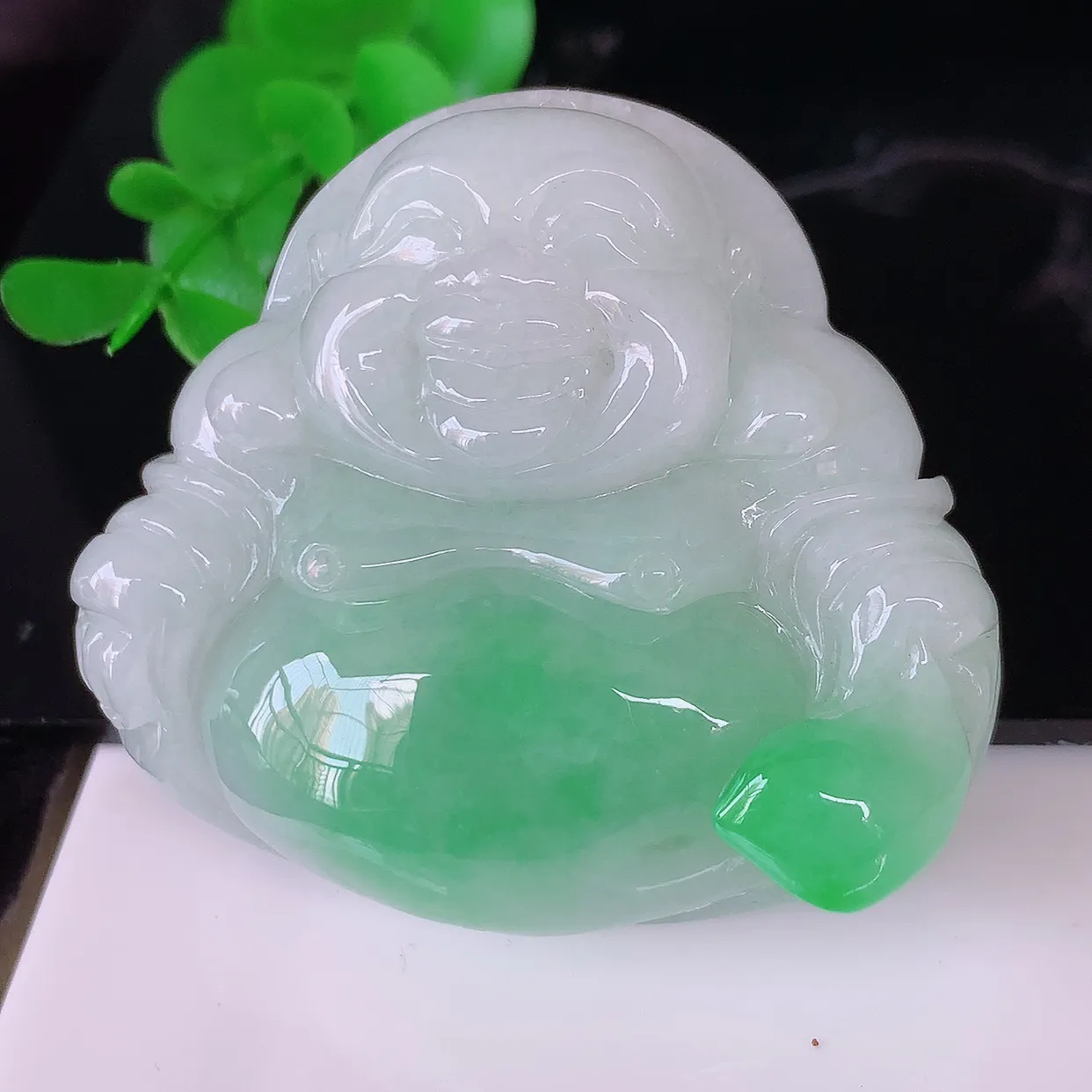 自然光实拍，大件饱满飘阳绿翡翠佛公吊坠，笑口常开，佛公在心中，一生平安幸福，冰透，佛公翠色迷人，佩戴