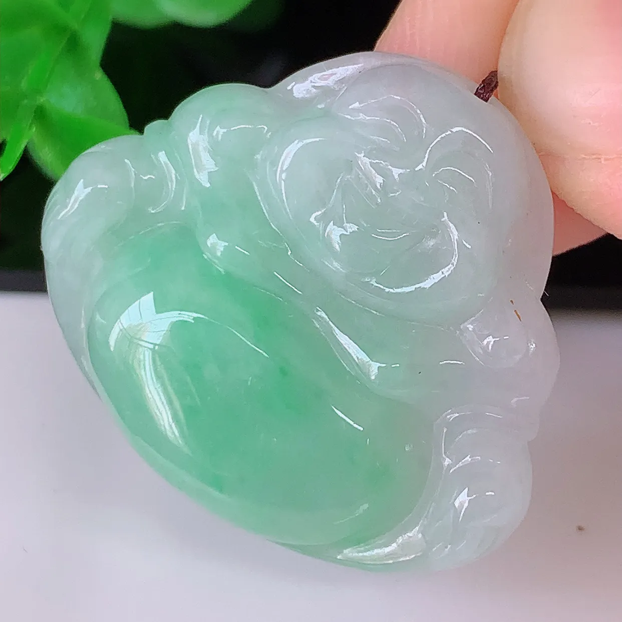自然光实拍，冰润飘绿佛公翡翠吊坠，饱满， 佛公亦保平安，寓意有福（佛公）相伴，品相佳，配戴优雅迷人！