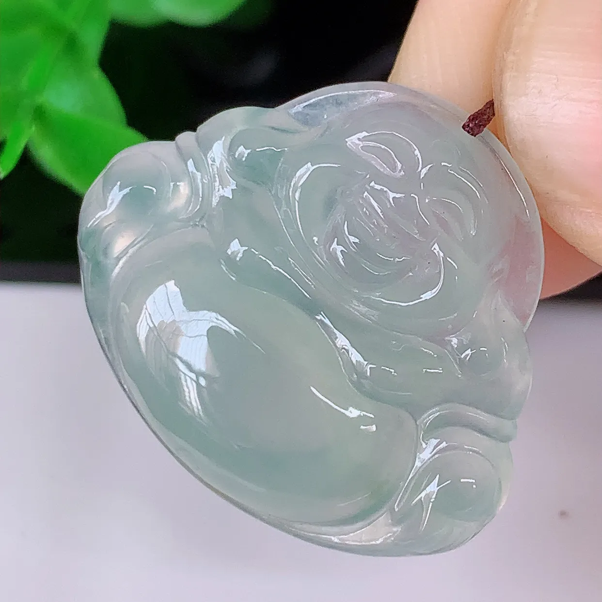 自然光实拍，冰种佛公翡翠吊坠，饱满， 佛公亦保平安，寓意有福（佛公）相伴，品相佳，配戴优雅迷人！#57.16