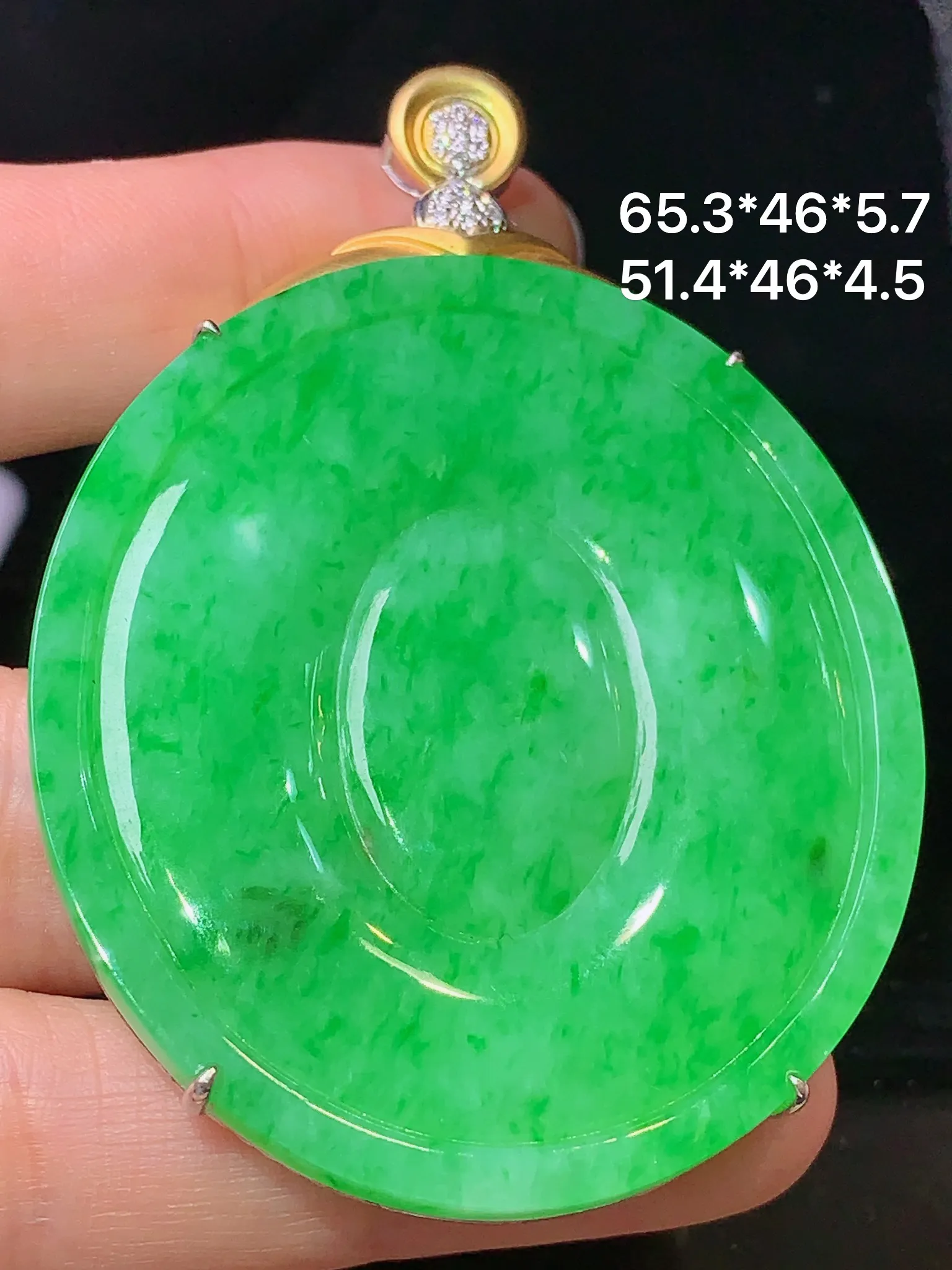 18k金钻镶嵌翠绿福在眼前吊坠 玉质细腻 水润亮眼 色泽艳丽 整体尺寸65.3*46*5.7