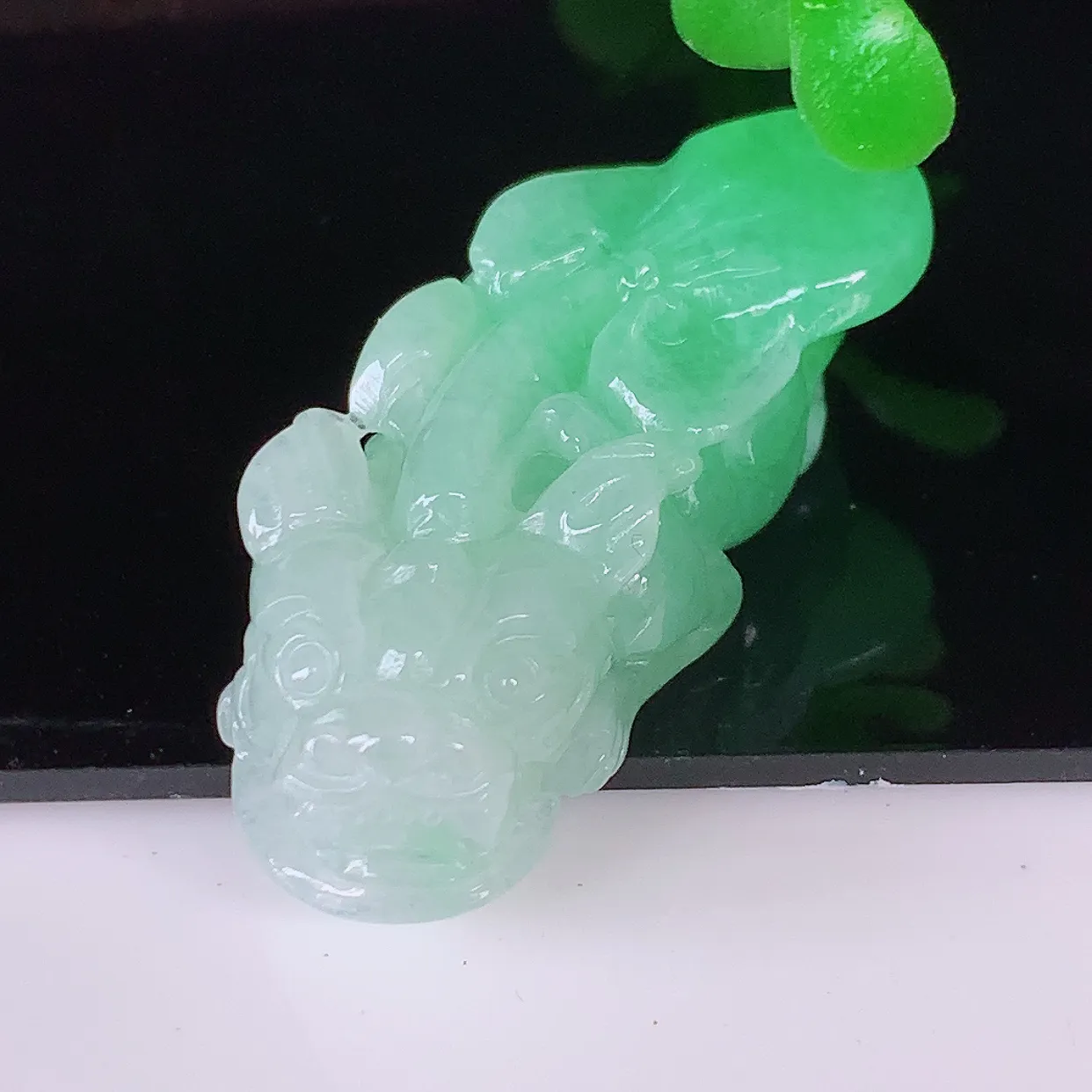 自然光实拍，冰润飘绿翡翠招财貔貅吊坠，民间有“一摸貔貅运程旺盛，再摸貔貅财运滚滚，三摸貔貅平步青云 ”的美好祝愿。#81.16