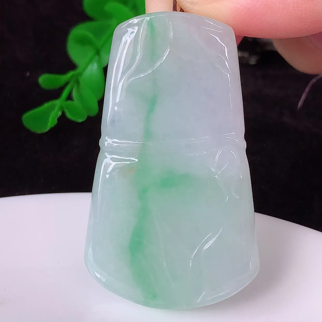 自然光实拍，水润飘绿竹节翡翠吊坠。竹节寓意“节节高，官运亨通，前程似锦，水润莹泽，清秀高雅，佩戴精美！#41.16