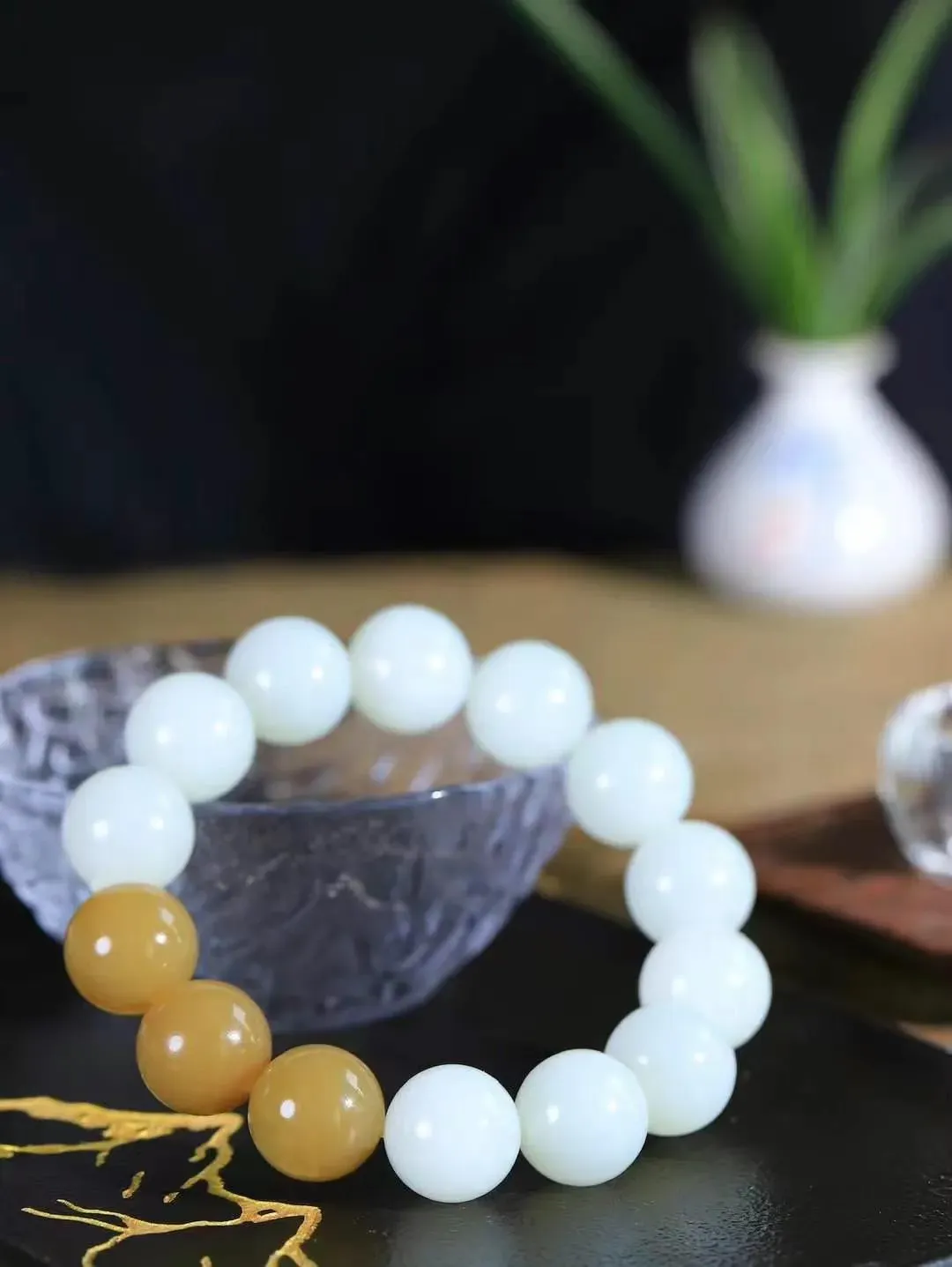 【珠圆玉润.手串】

精品和田玉糖白玉珠圆玉润手串 玉质温润细腻  整串打磨圆润，佩戴舒适。珠珠落玉
