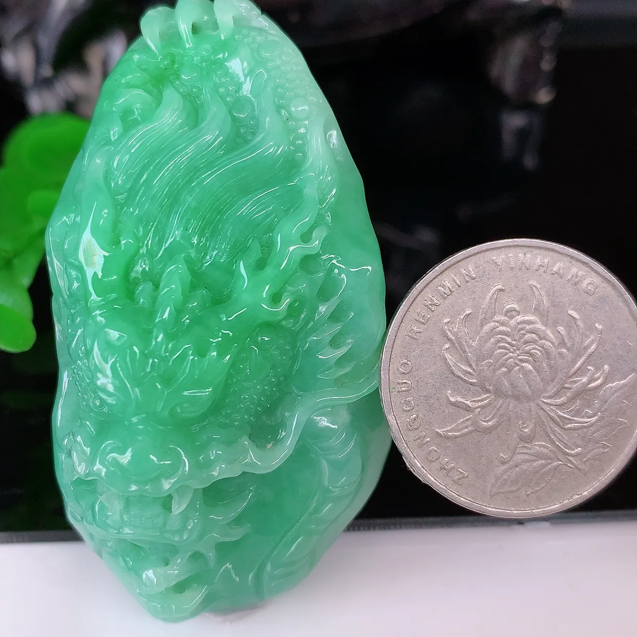 自然光实拍，精雕满绿翡翠龙牌吊坠，龙行天下，雕工立体精湛，翡翠龙牌，种老水足，配戴霸气时尚，值得收藏!#57.16