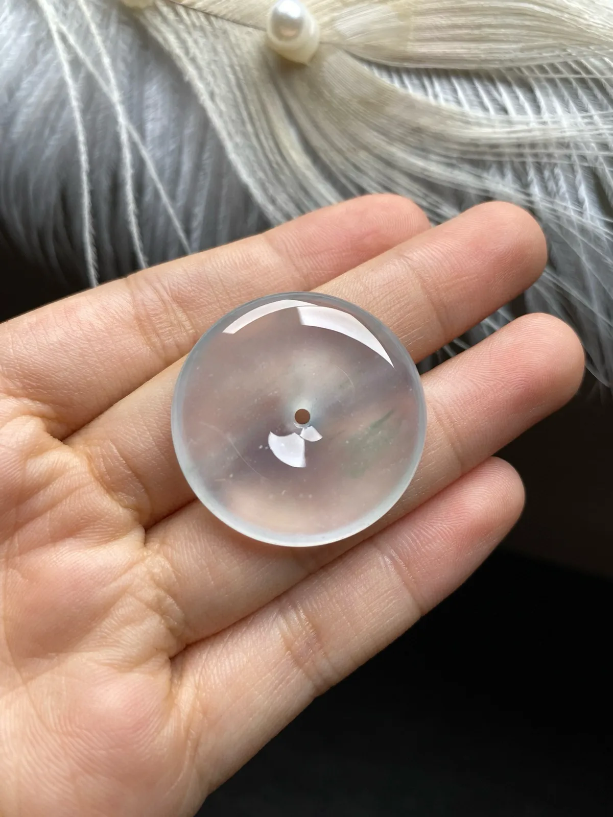 精品老坑冰种平安扣，种很老冰莹剔透，尺寸31x5.9mm，自然光随手拍，品相饱满很透很胶，上身效果档次高