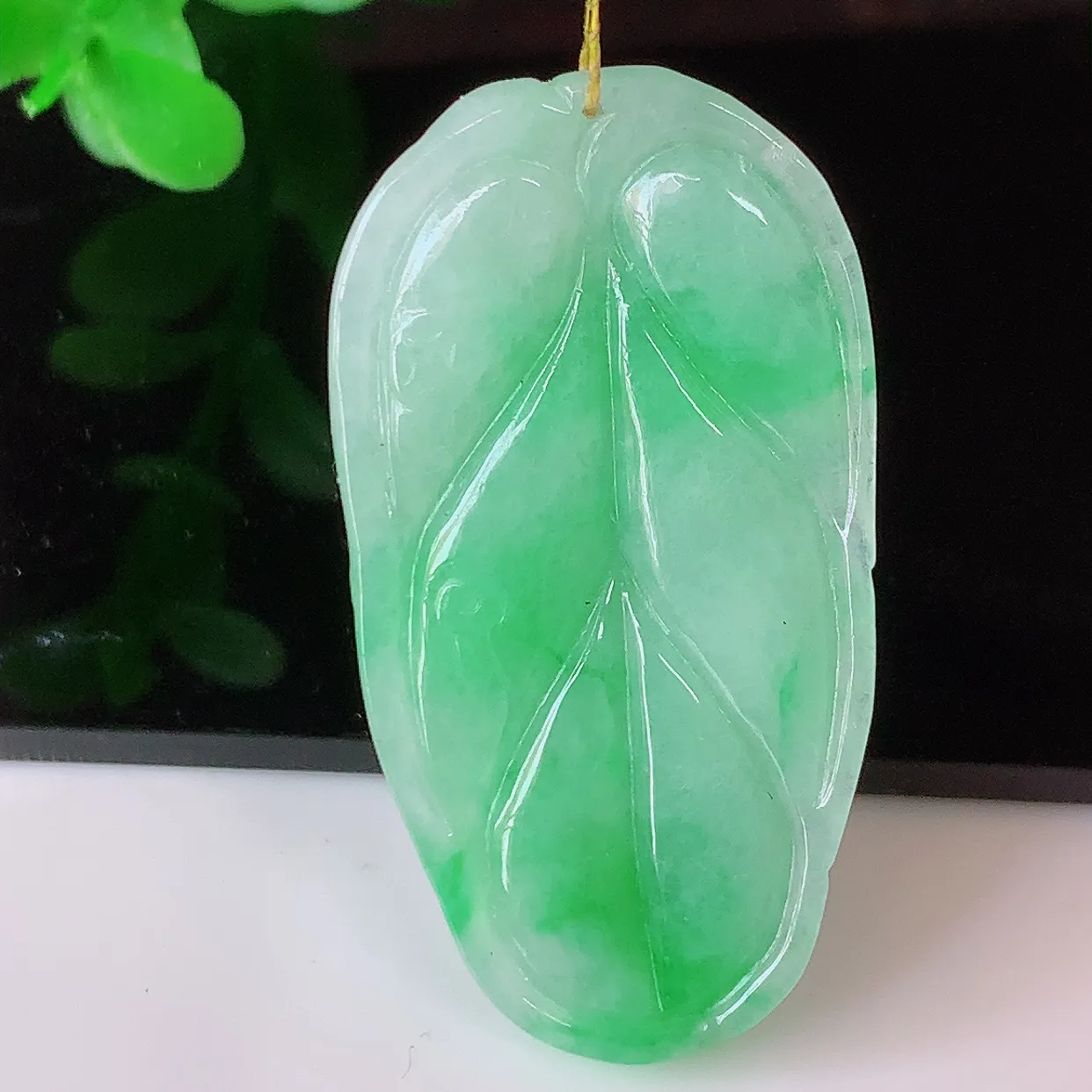 自然光实拍，冰润飘阳绿事业有成叶子吊坠，莹润且起胶，叶子清秀优雅，佩戴大业有成！#35.16