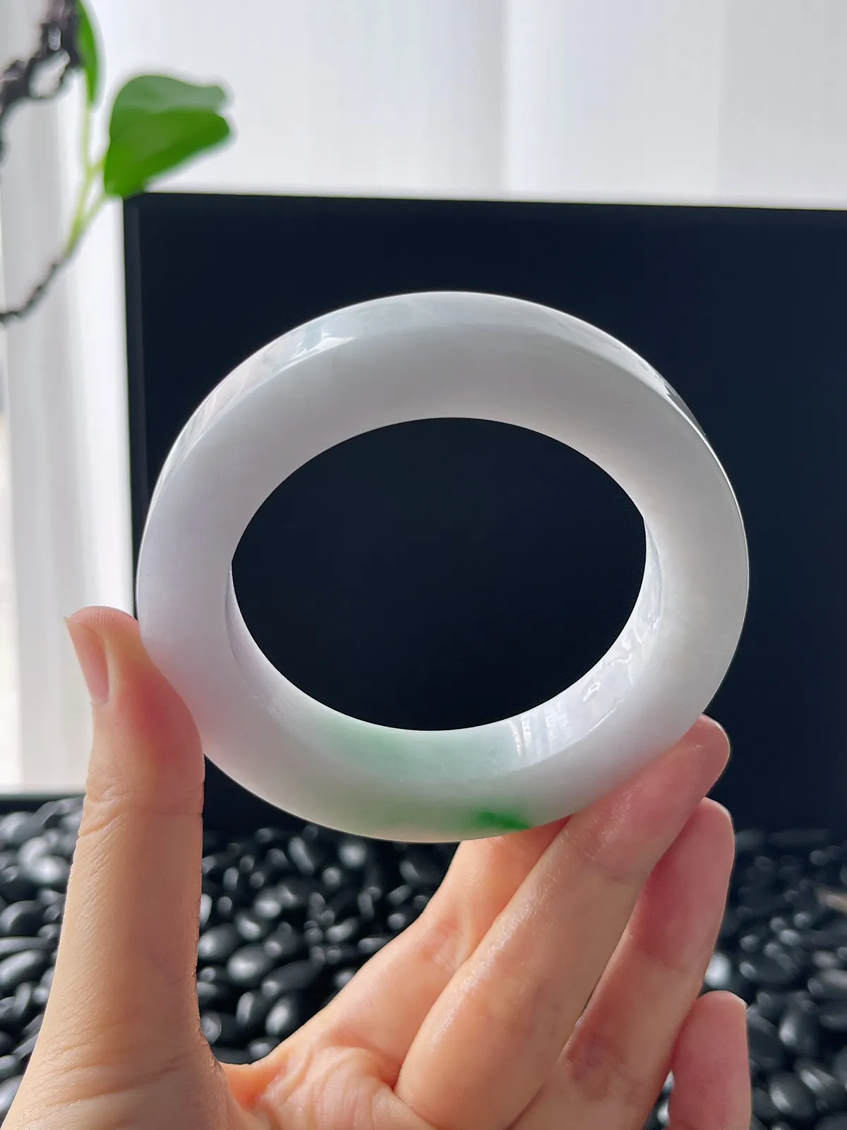翡翠白底青镯饼，⭕️正圈最大做59，圆条最大做55；最小圈口54.3
