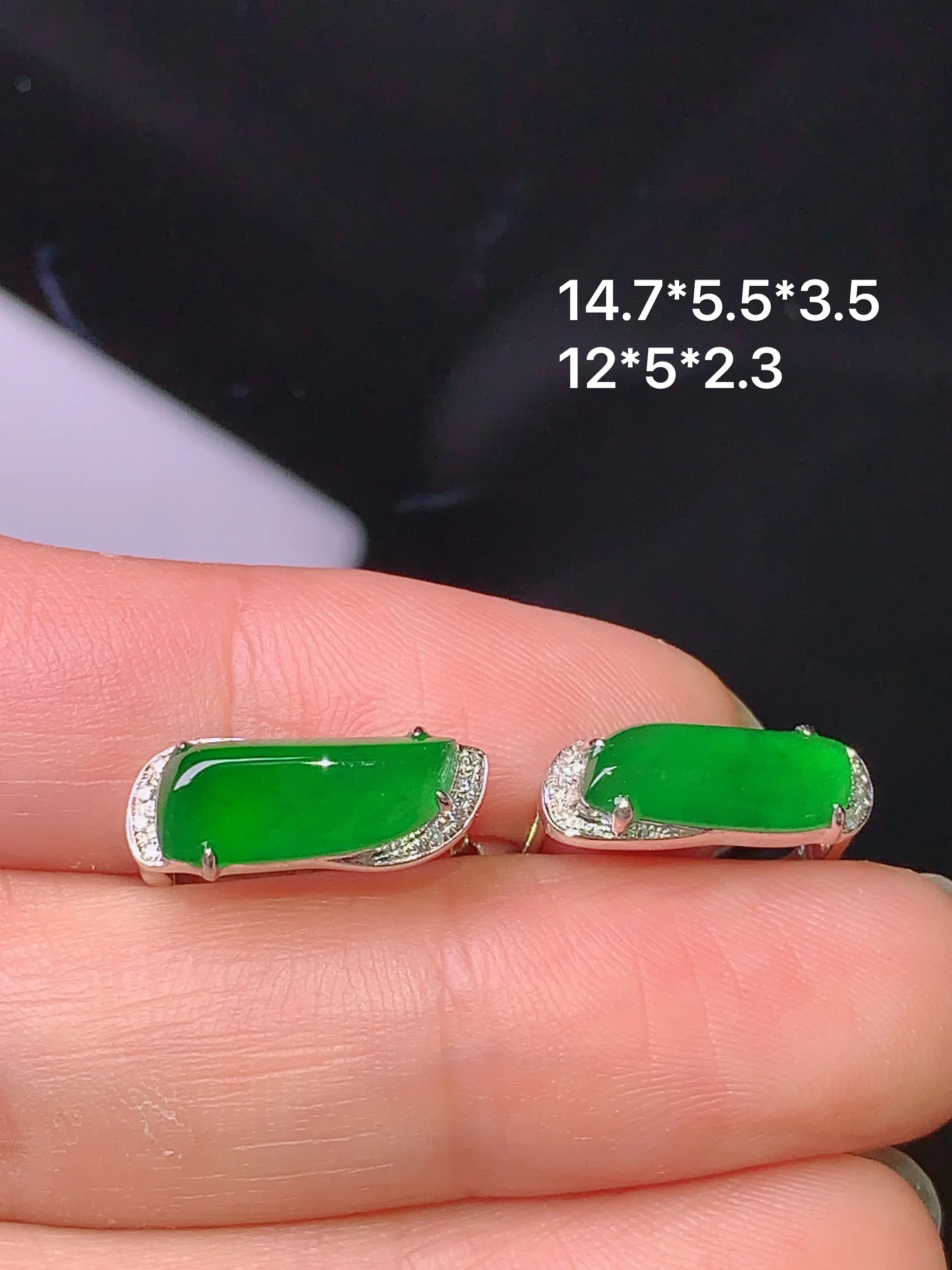 18k金钻镶嵌翠绿随形耳坠 玉质细腻 水润亮眼 色泽艳丽 整体尺寸14.7*5.5*3.5