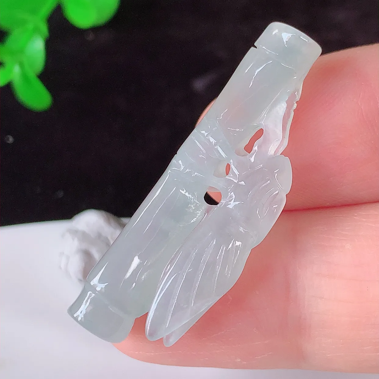 自然光实拍，冰种一鸣惊人翡翠吊坠，种老水足，雕工精湛 ，寓意美好，佩戴时尚出众！#1.16
