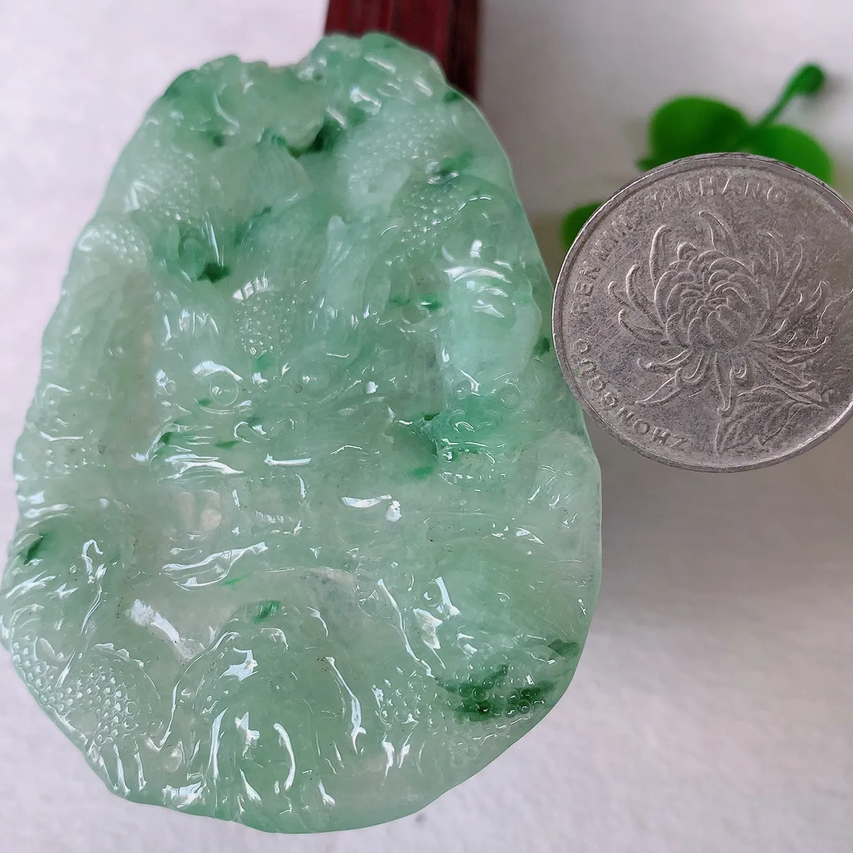 自然光实拍，精雕飘花翡翠龙牌吊坠，龙行天下，雕工立体精湛，翡翠龙牌，种老水足，配戴霸气时尚，值得收藏!#46.16