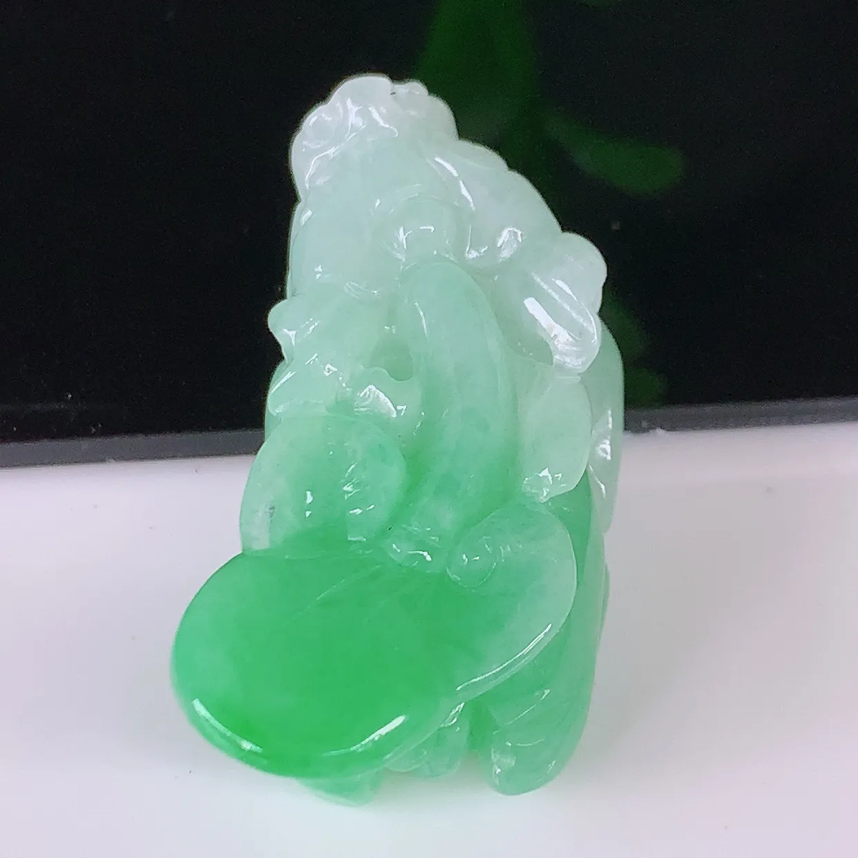 自然光实拍，冰润飘绿翡翠招财貔貅吊坠，民间有“一摸貔貅运程旺盛，再摸貔貅财运滚滚，三摸貔貅平步青云 