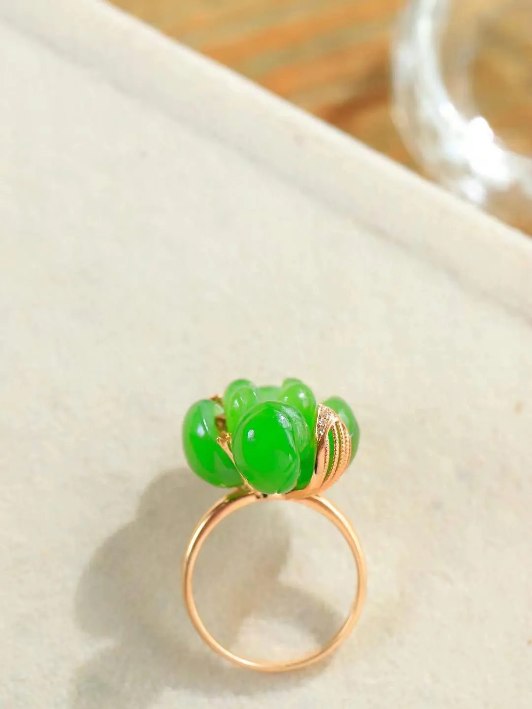 （金镶玉.荷韵.戒指）

精品和田玉碧玉18k金镶嵌荷韵戒指，玉质细腻温润，油润感十足，心似莲花开，风华可绝代，醉卧清 风中里，翩翩入梦来。荷花悄然绽放，气韵传神  重7.2克   尺寸18-22.5-19mm   97651799A