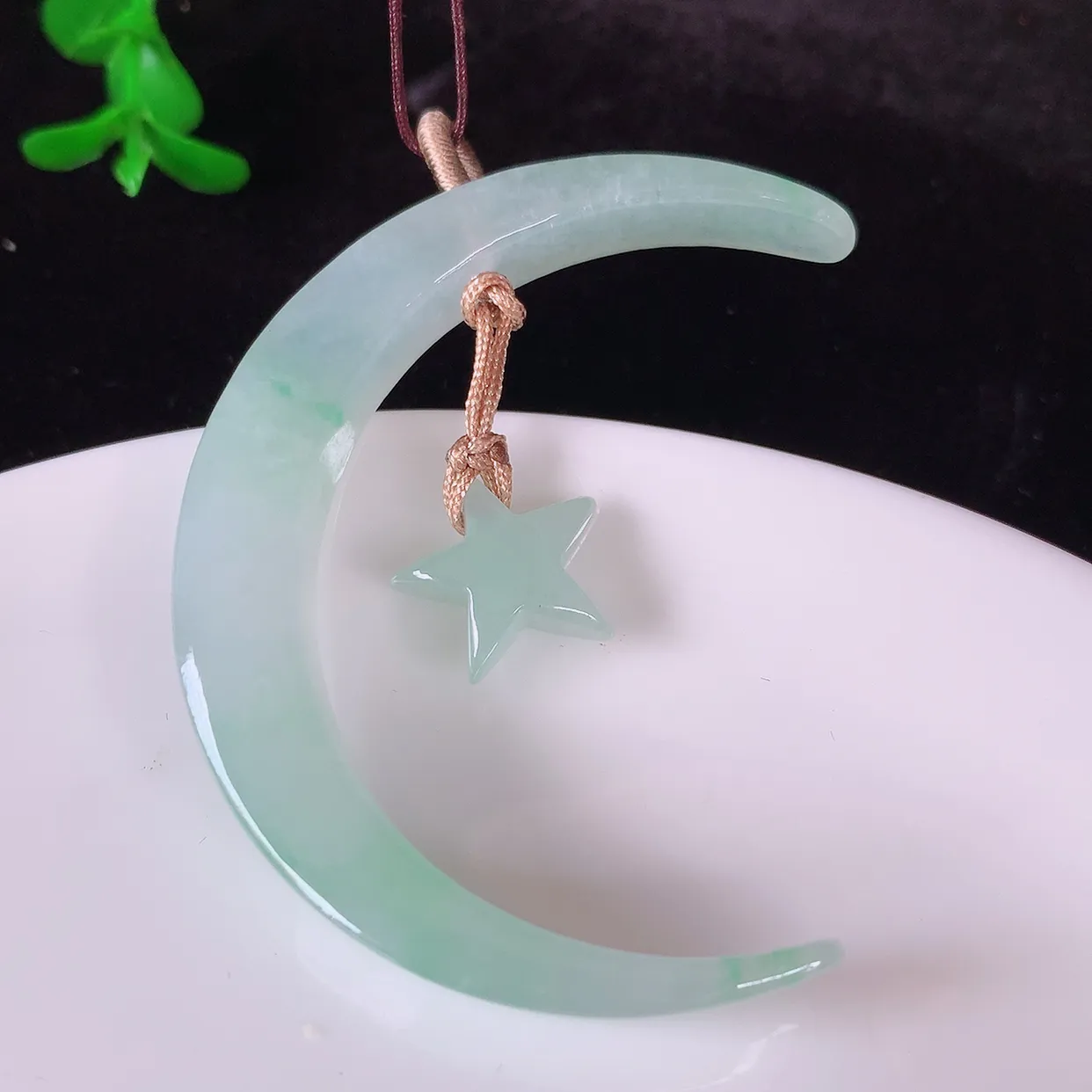 自然光实拍，冰飘绿翡翠众星捧月吊坠，种老水足，雕工精湛 ，寓意美好，佩戴时尚出众！#
