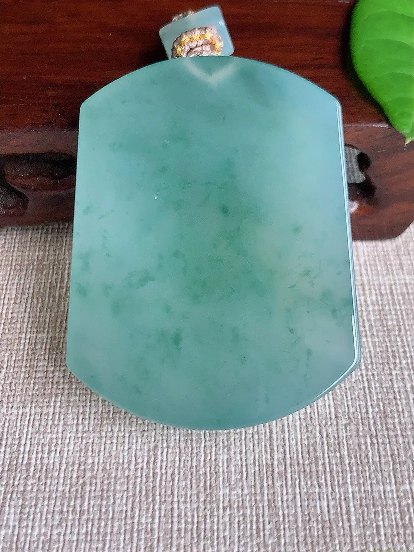 a货翡翠老坑冰种飘花无事牌吊坠 尺寸52.6×40×6mm 重量38.22g 0716