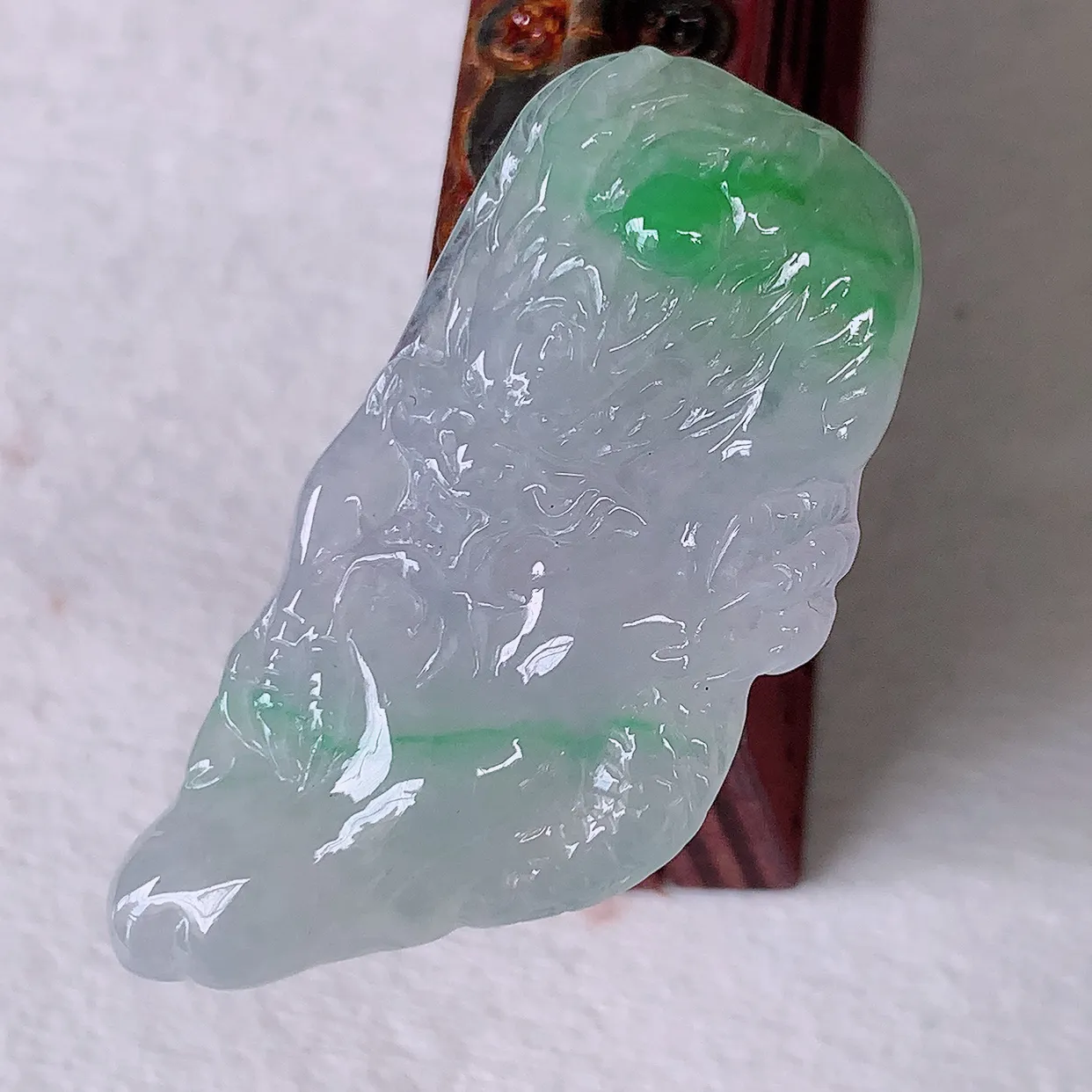 自然光实拍，冰种飘绿龙腾盛世、龙牌翡翠吊坠，种水好，雕工立体精致，佩戴霸气时尚！#1.16