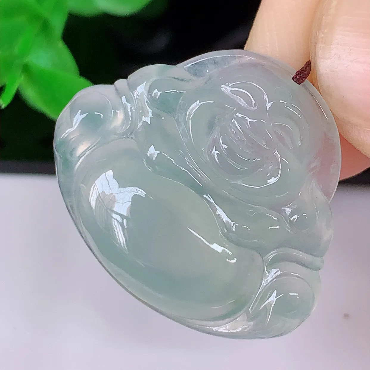 自然光实拍，冰种佛公翡翠吊坠，饱满， 佛公亦保平安，寓意有福（佛公）相伴，品相佳，配戴优雅迷人！#57.16