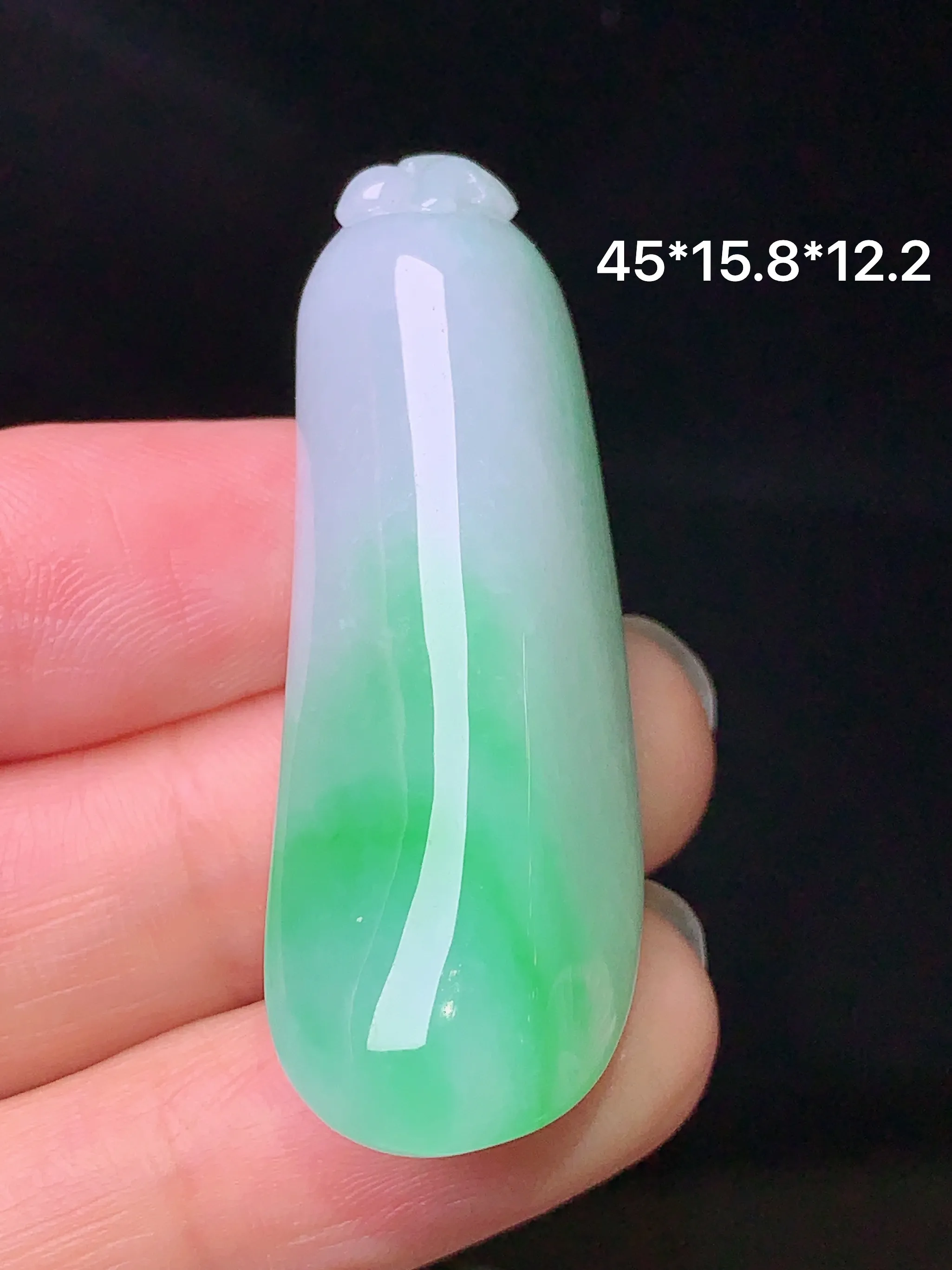 飘绿福瓜吊坠 玉质细腻 水润亮眼 色泽艳丽 整体尺寸45*15.8*12.2