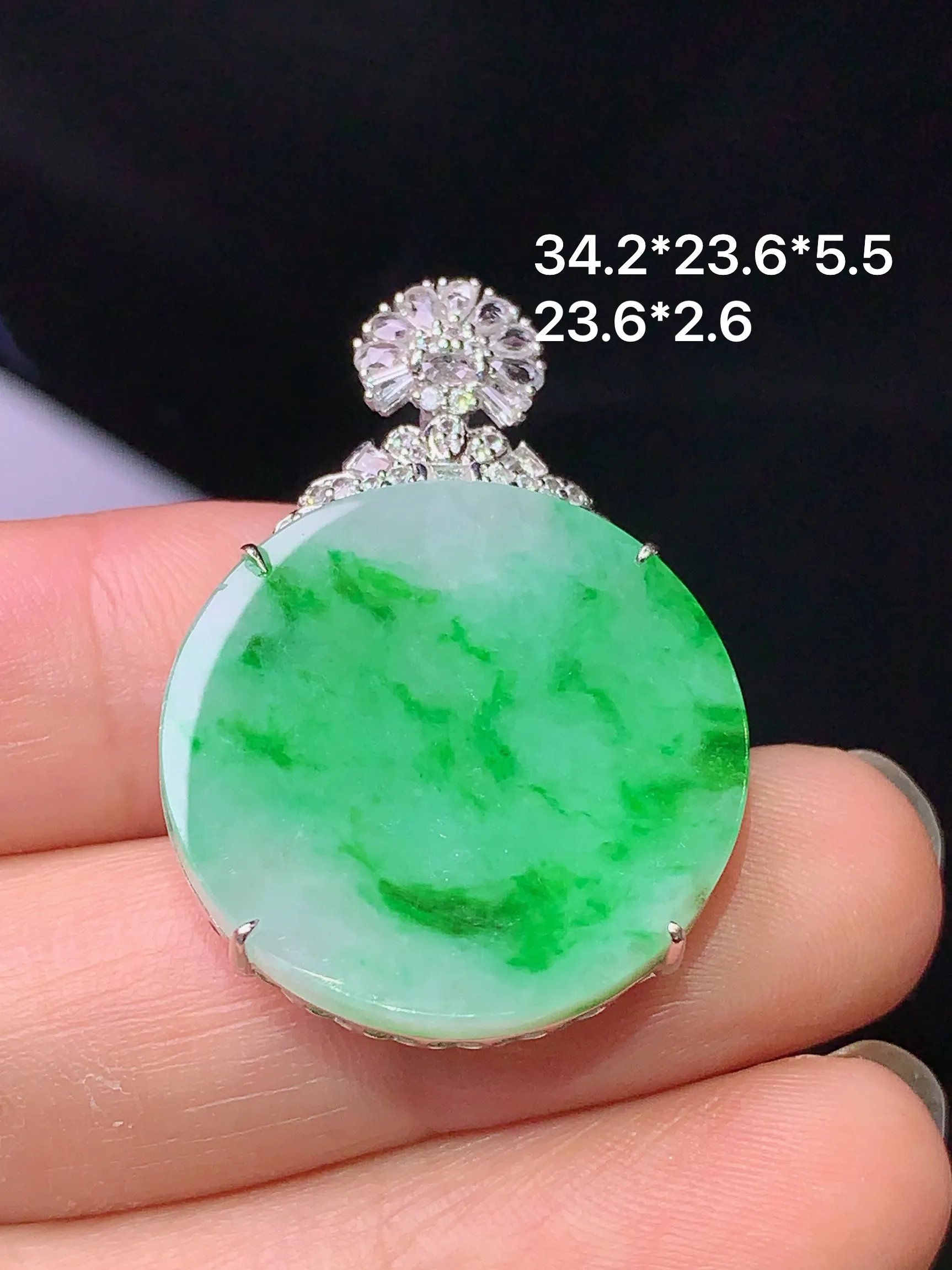 18k金钻镶嵌飘绿圆牌吊坠 玉质细腻 水润亮眼 色泽艳丽 整体尺寸34.2*23.6*5.5