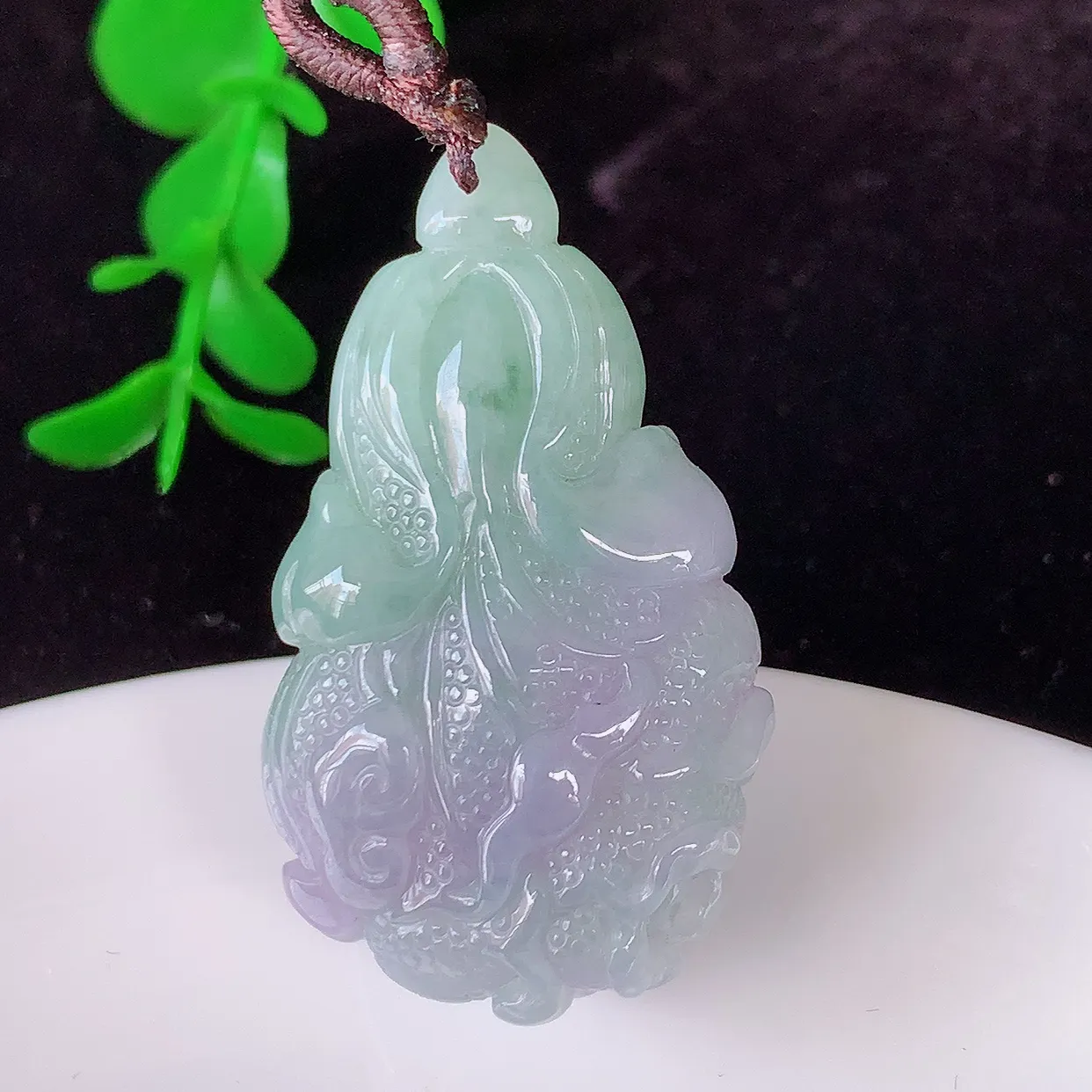 自然光实拍，冰润春带彩招百财翡翠白菜吊坠，百财聚来，财源滚滚，色泽鲜艳，精工水润的白菜，性价比高！#1.16