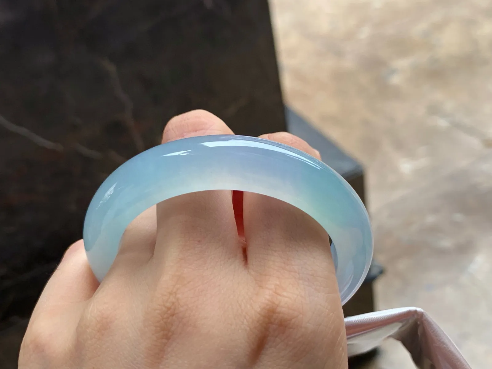冰种底色手镯
清爽53.2/12.6/9.3mm