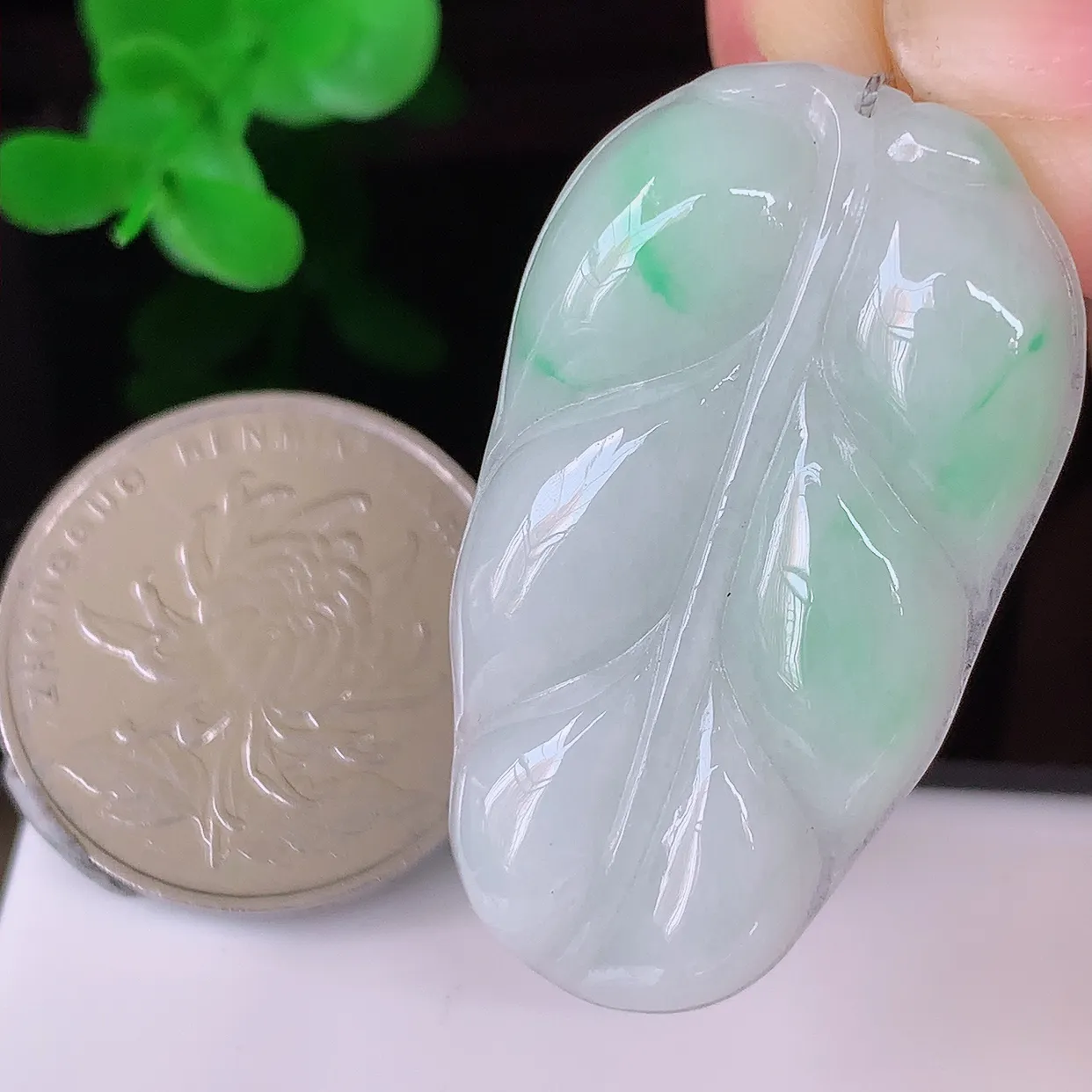 自然光实拍，冰润飘绿事业有成叶子吊坠，莹润且起胶，叶子清秀优雅，佩戴大业有成！#35.16