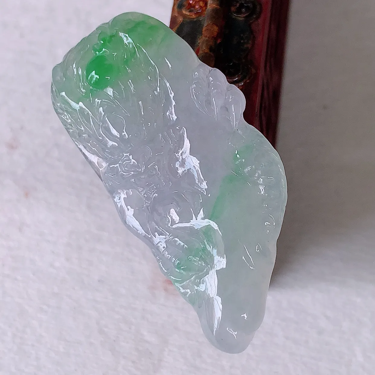 自然光实拍，冰种飘绿龙腾盛世、龙牌翡翠吊坠，种水好，雕工立体精致，佩戴霸气时尚！#1.16