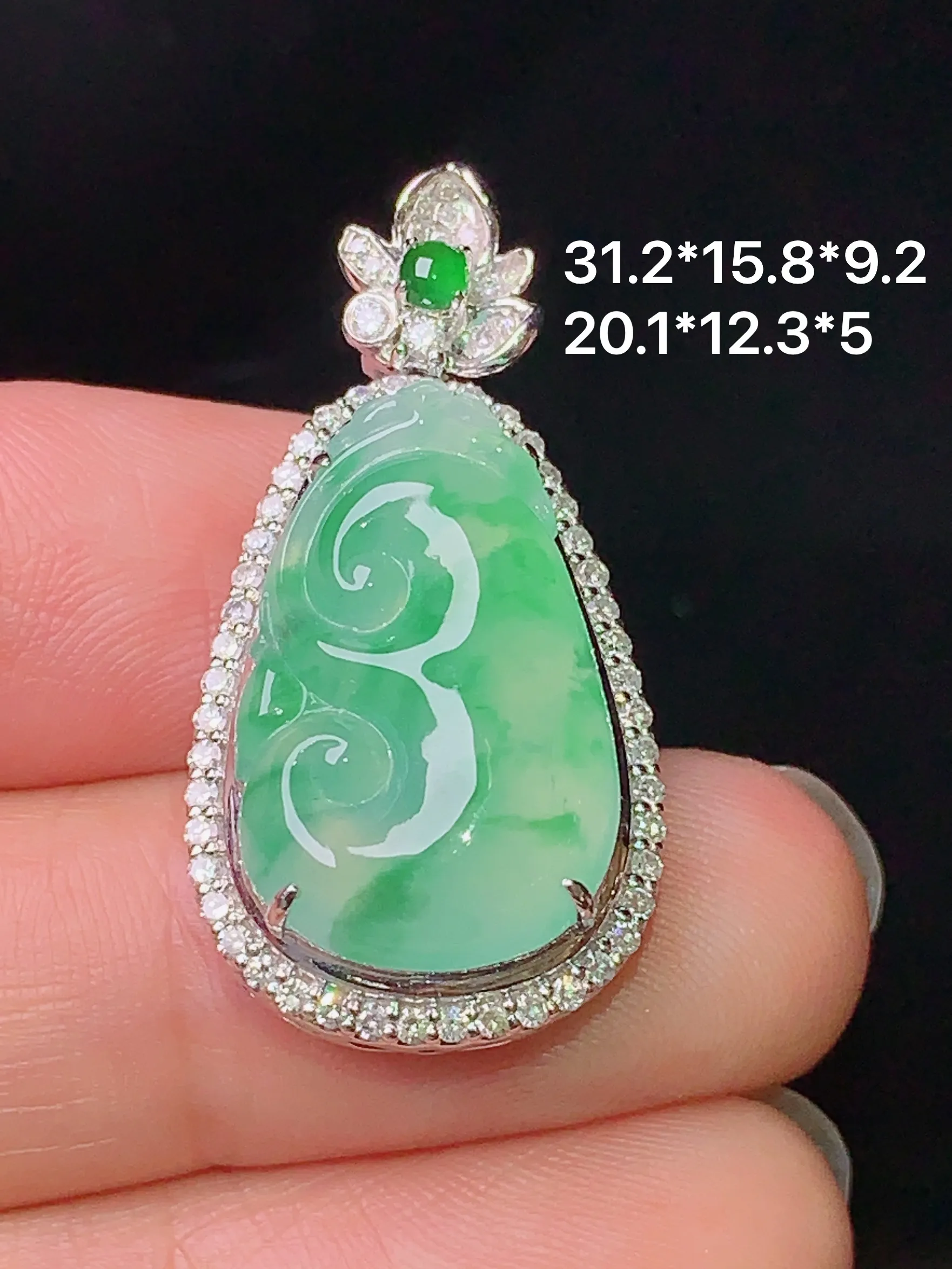 18k金钻镶嵌飘绿如意吊坠 玉质细腻 水润亮眼 色泽艳丽 整体尺寸31.2*15.8*9.2